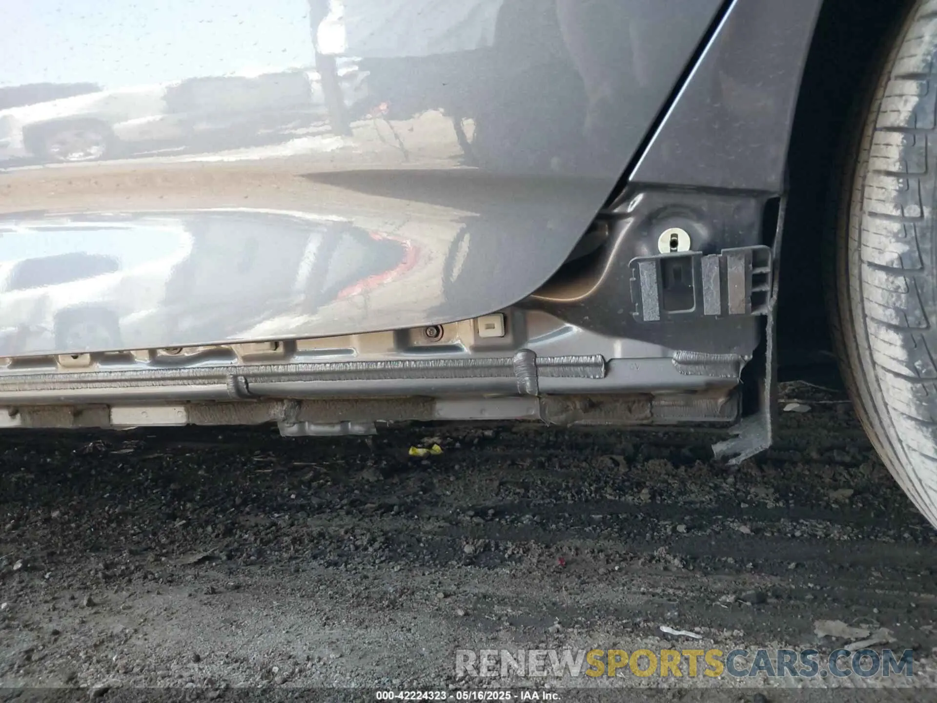 18 Photograph of a damaged car 19UUB7F01PA001899 ACURA TLX 2023