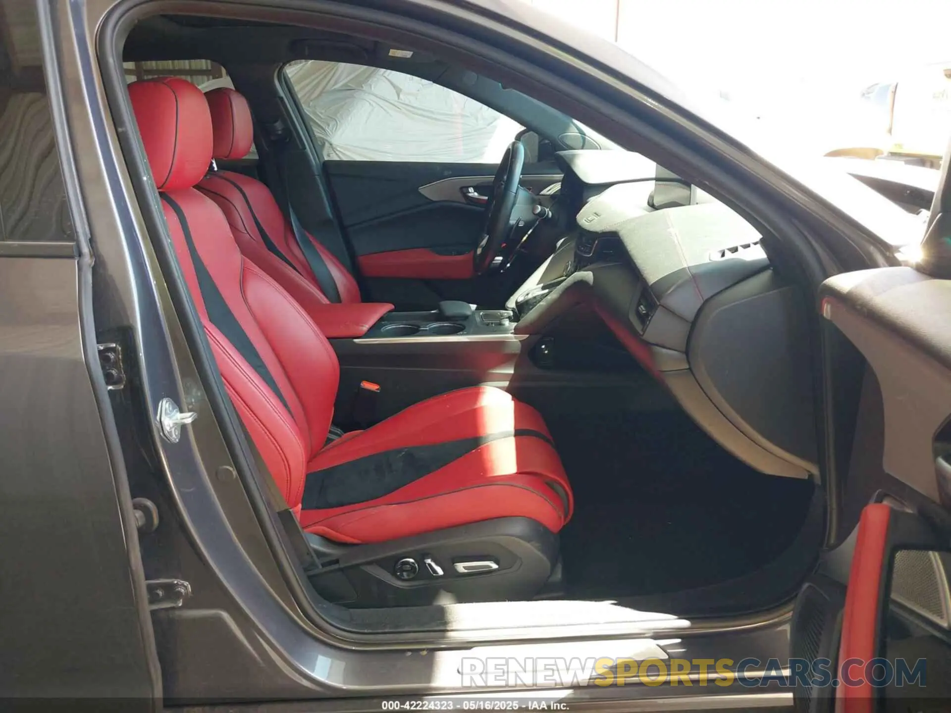 5 Photograph of a damaged car 19UUB7F01PA001899 ACURA TLX 2023