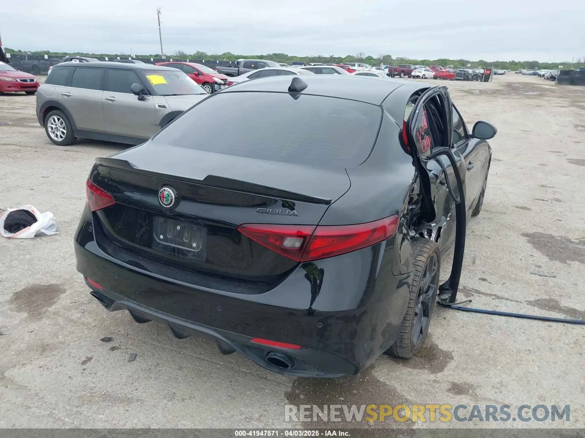 4 Photograph of a damaged car ZARFAMAN9L7637186 ALFA ROMEO GIULIA 2020
