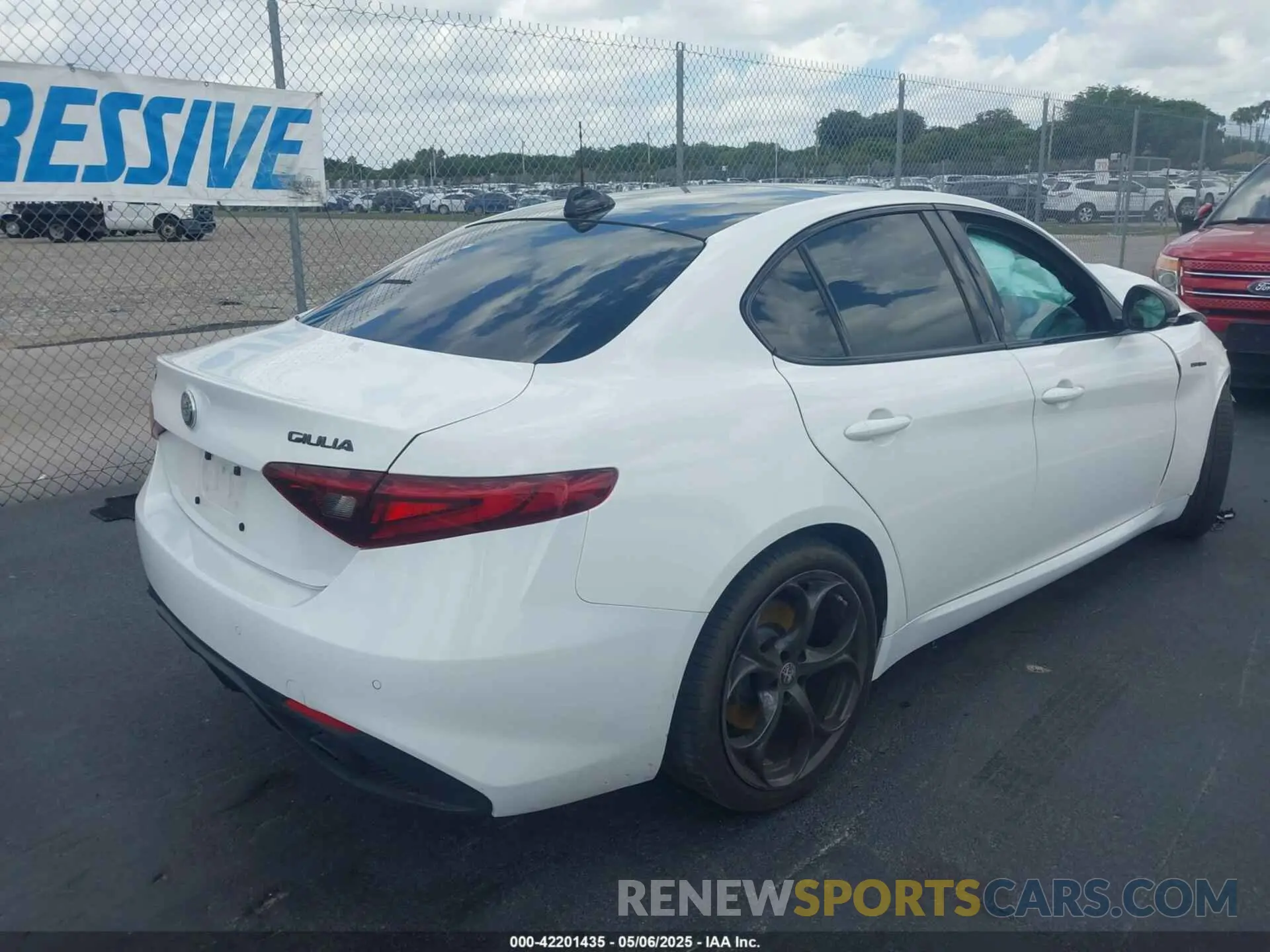 4 Photograph of a damaged car ZARFAMBN5P7669024 ALFA ROMEO GIULIA 2023