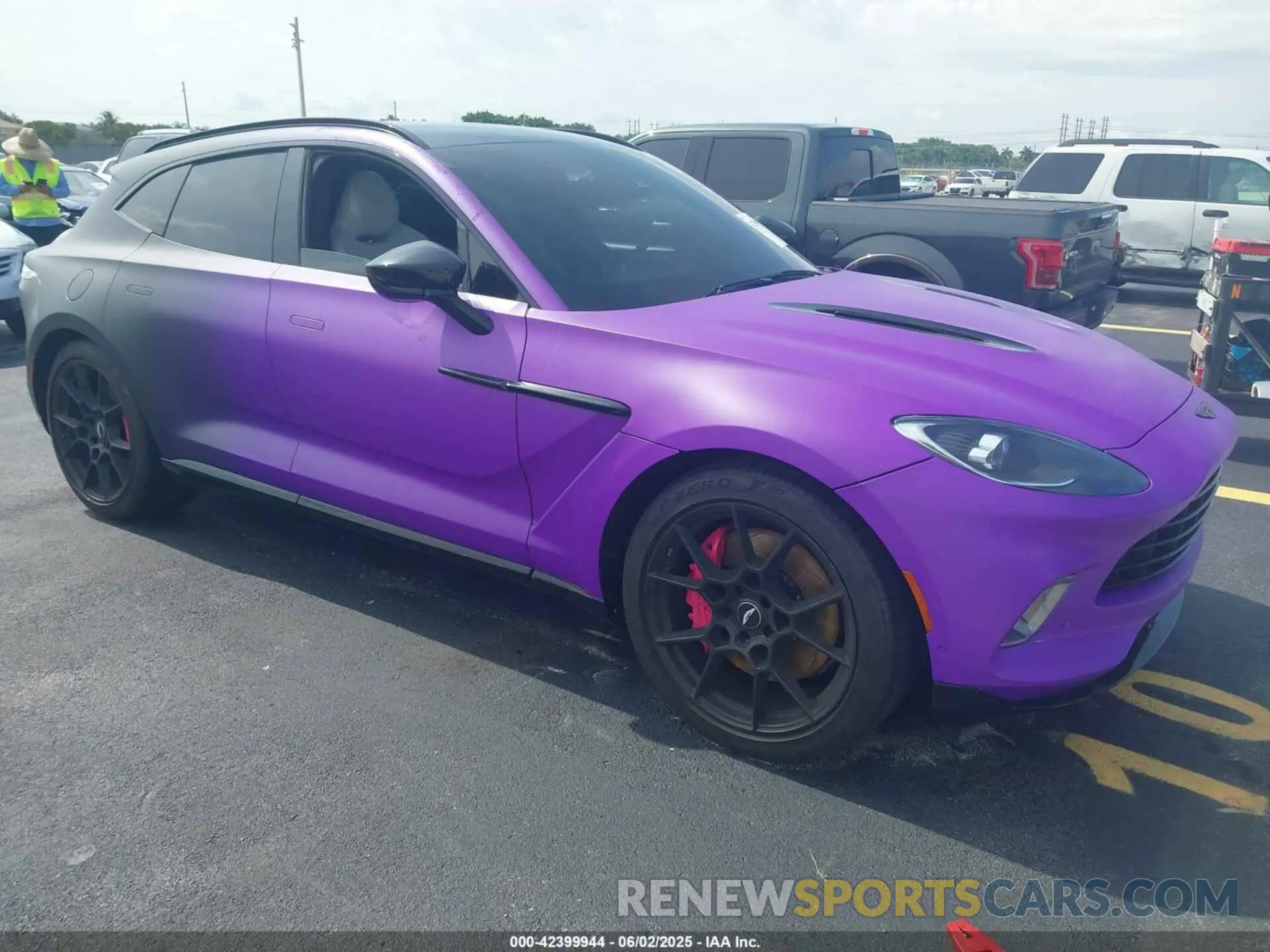 1 Photograph of a damaged car SCFVUJAW3MTV01179 ASTON MARTIN DBX 2021