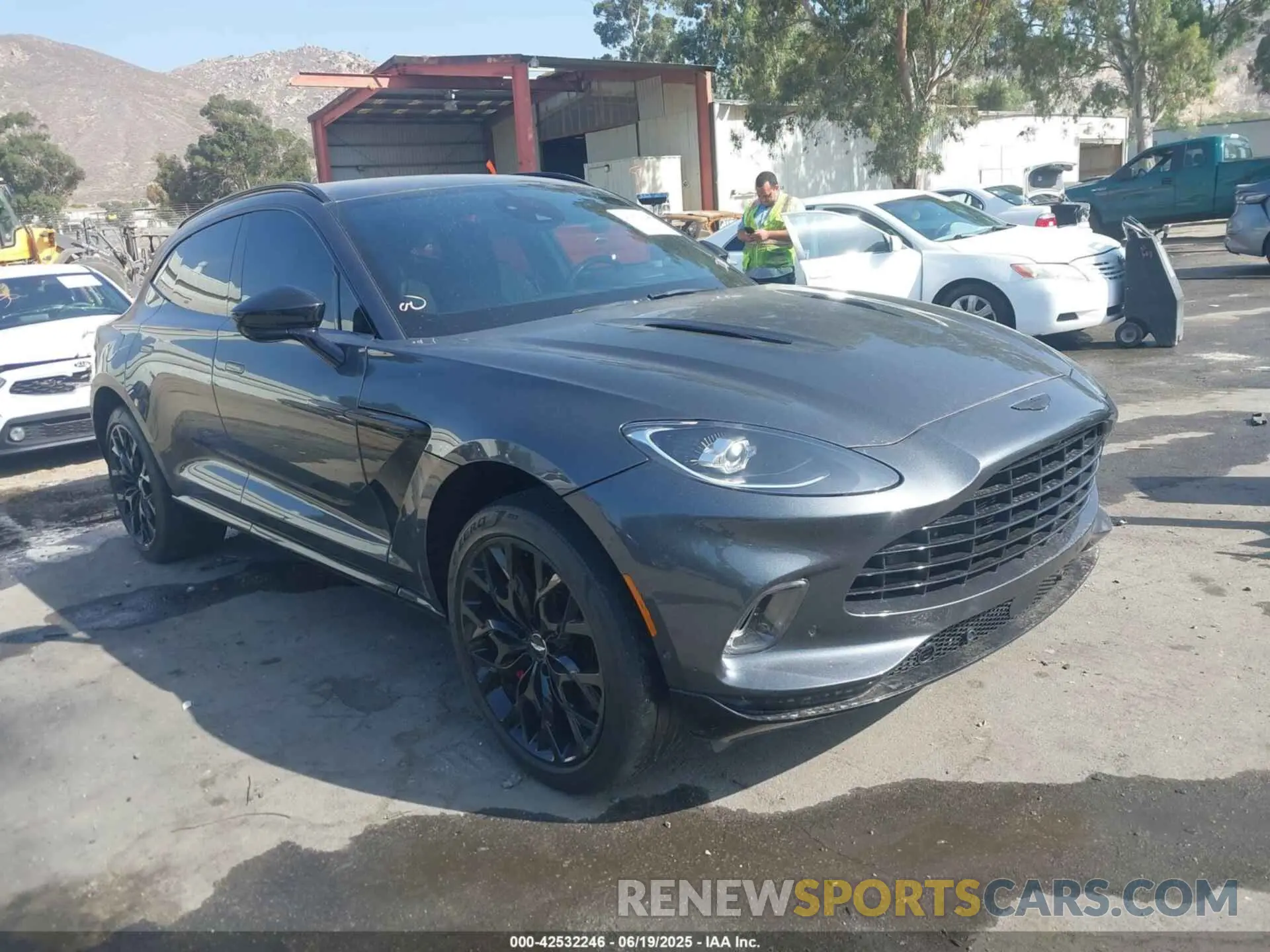 1 Photograph of a damaged car SCFVUJAW7MTV01430 ASTON MARTIN DBX 2021