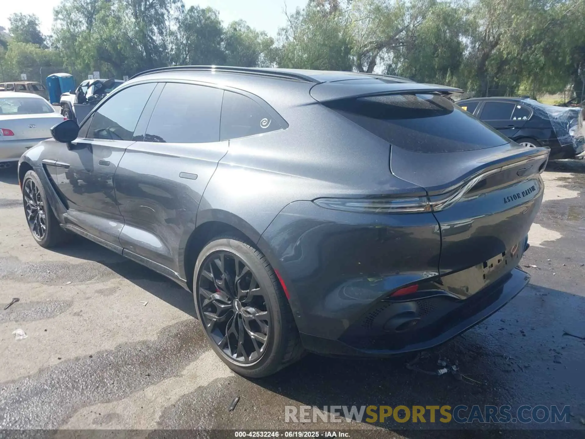 3 Photograph of a damaged car SCFVUJAW7MTV01430 ASTON MARTIN DBX 2021
