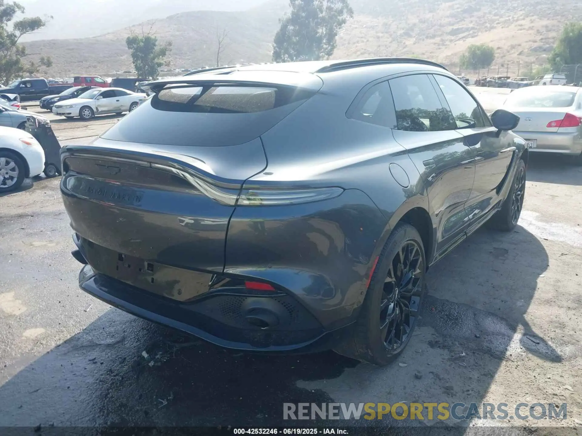 4 Photograph of a damaged car SCFVUJAW7MTV01430 ASTON MARTIN DBX 2021