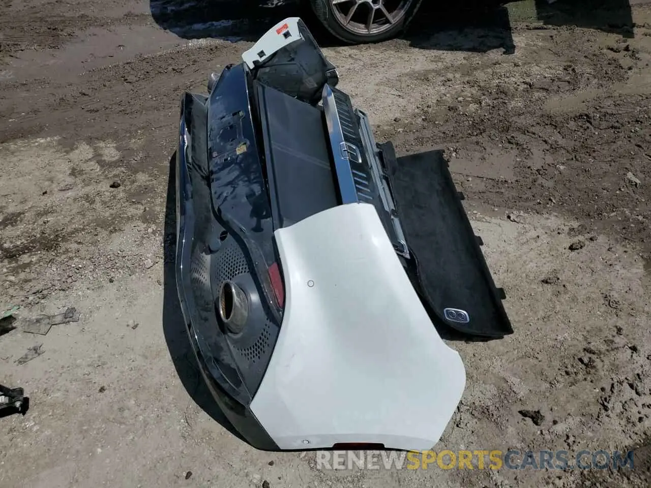 13 Photograph of a damaged car SCFVUJAW8MTV02781 ASTON MARTIN DBX 2021