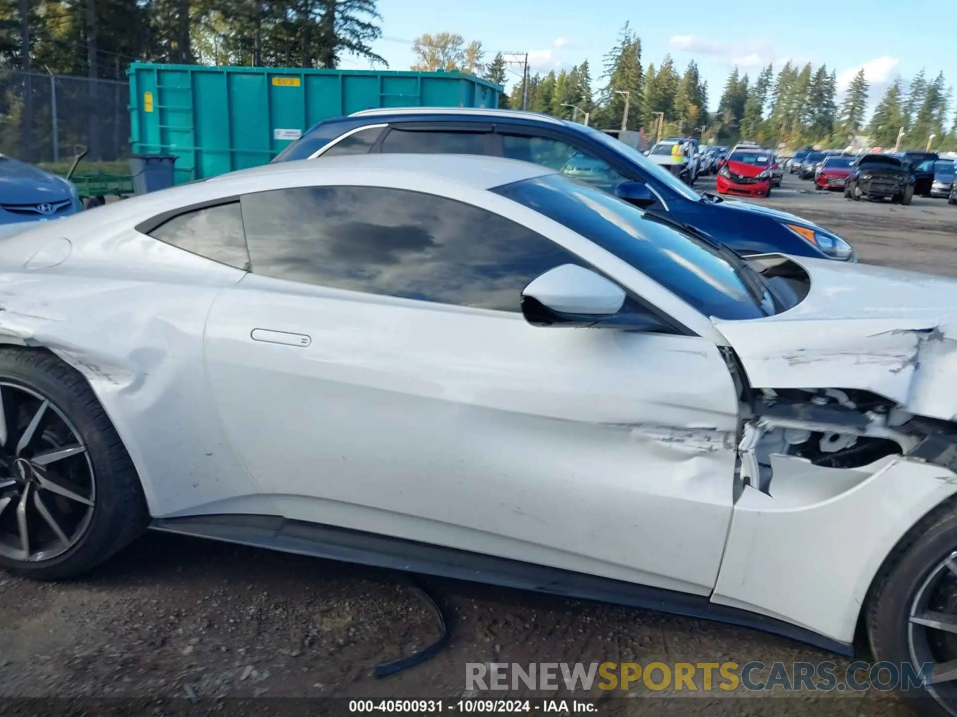 14 Photograph of a damaged car SCFSMGAW1LGN04451 ASTON MARTIN VANTAGE 2020