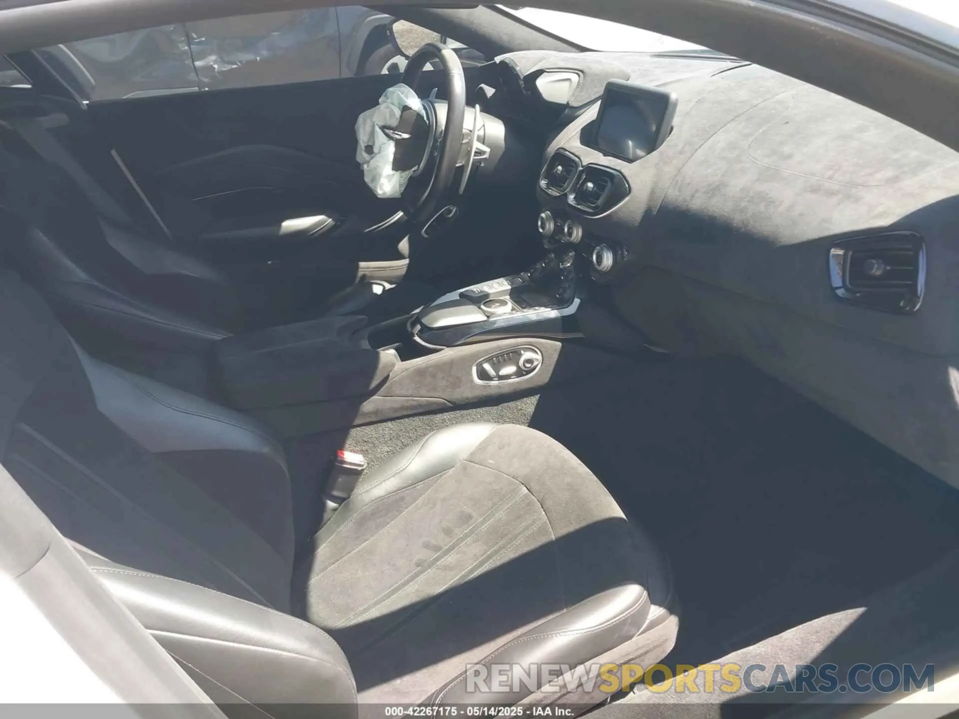 5 Photograph of a damaged car SCFSMGAW9LGN02883 ASTON MARTIN VANTAGE 2020