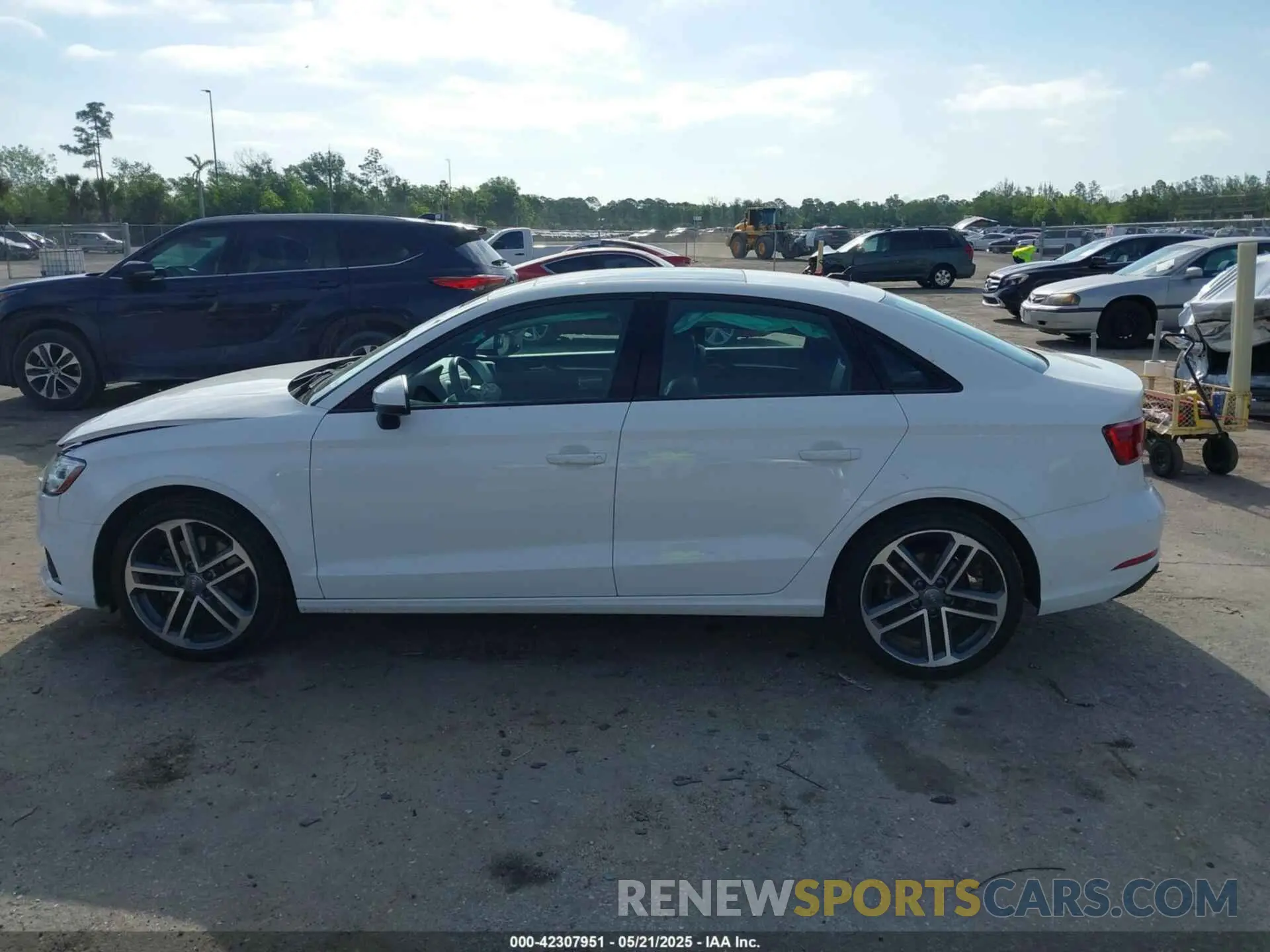 14 Photograph of a damaged car WAUAUGFFXLA005747 AUDI A3 2020