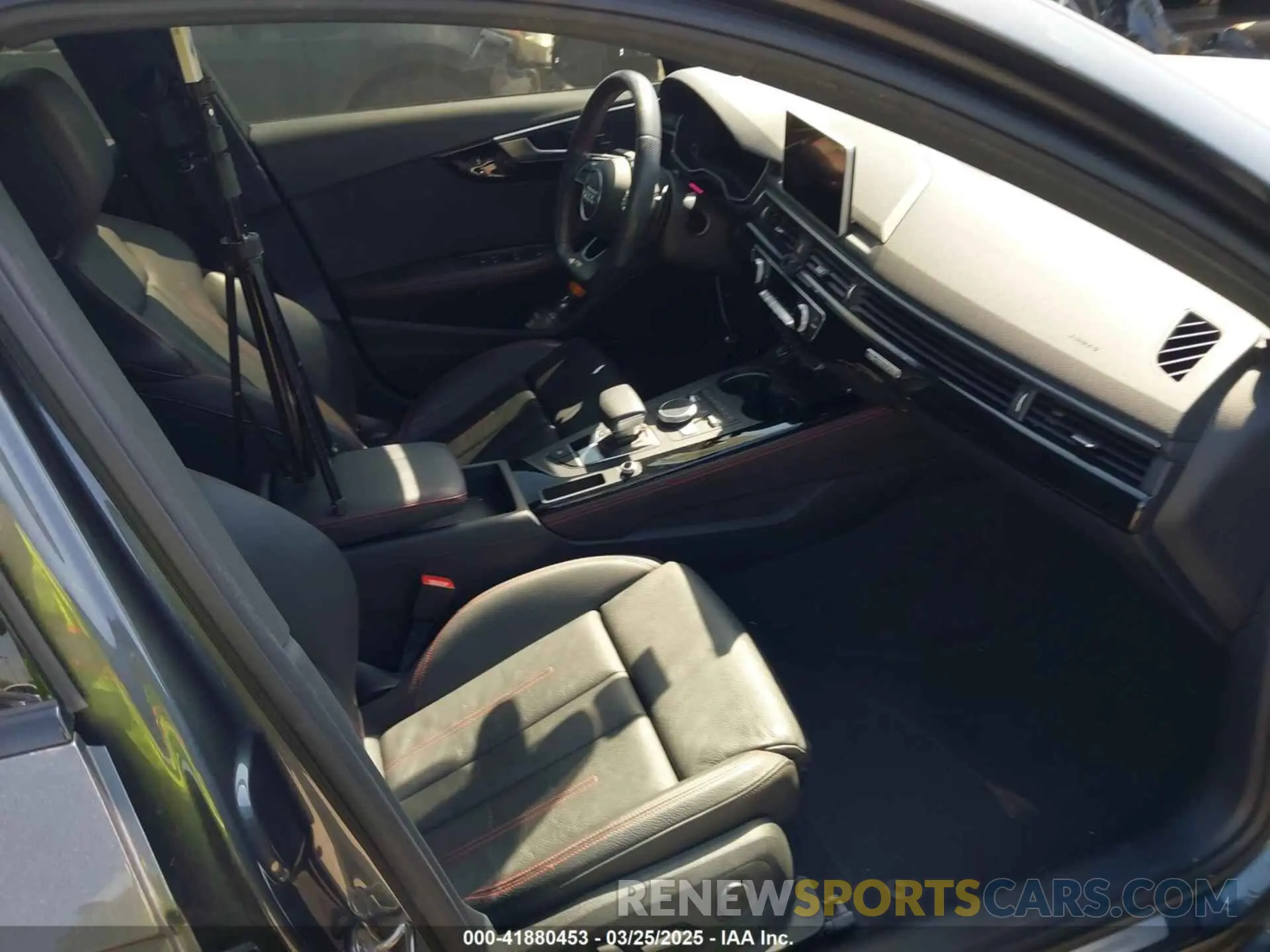 5 Photograph of a damaged car WAUENAF41KN016542 AUDI A4 2019