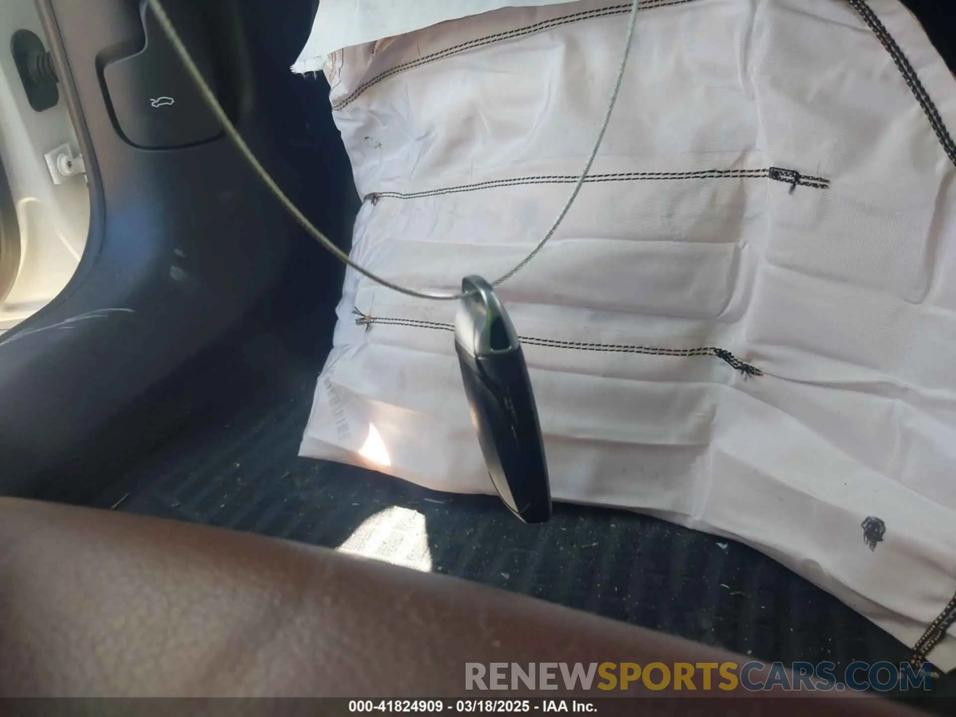 11 Photograph of a damaged car WAUGMAF43KN011015 AUDI A4 2019