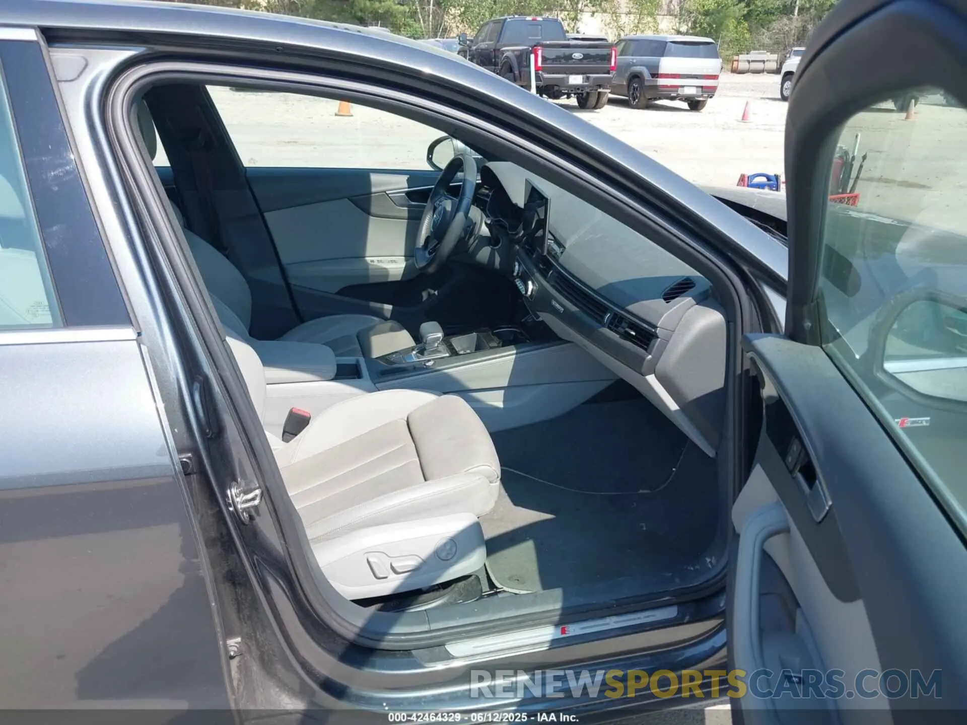5 Photograph of a damaged car WAUENAF42LN009116 AUDI A4 2020