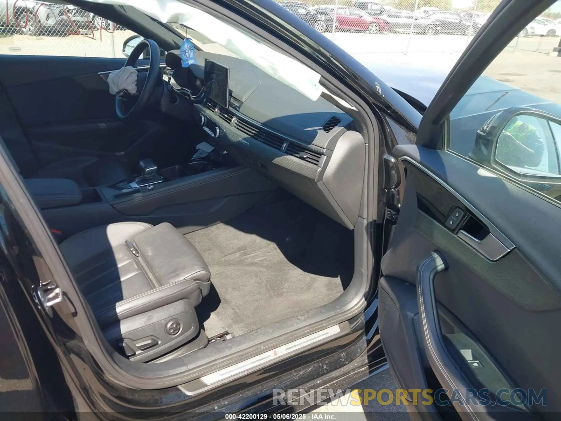 5 Photograph of a damaged car WAUEAAF44NN011772 AUDI A4 2022