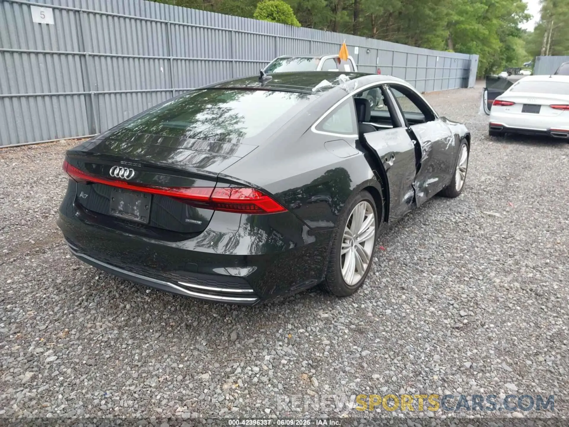 4 Photograph of a damaged car WAUU2AF21KN087095 AUDI A7 2019