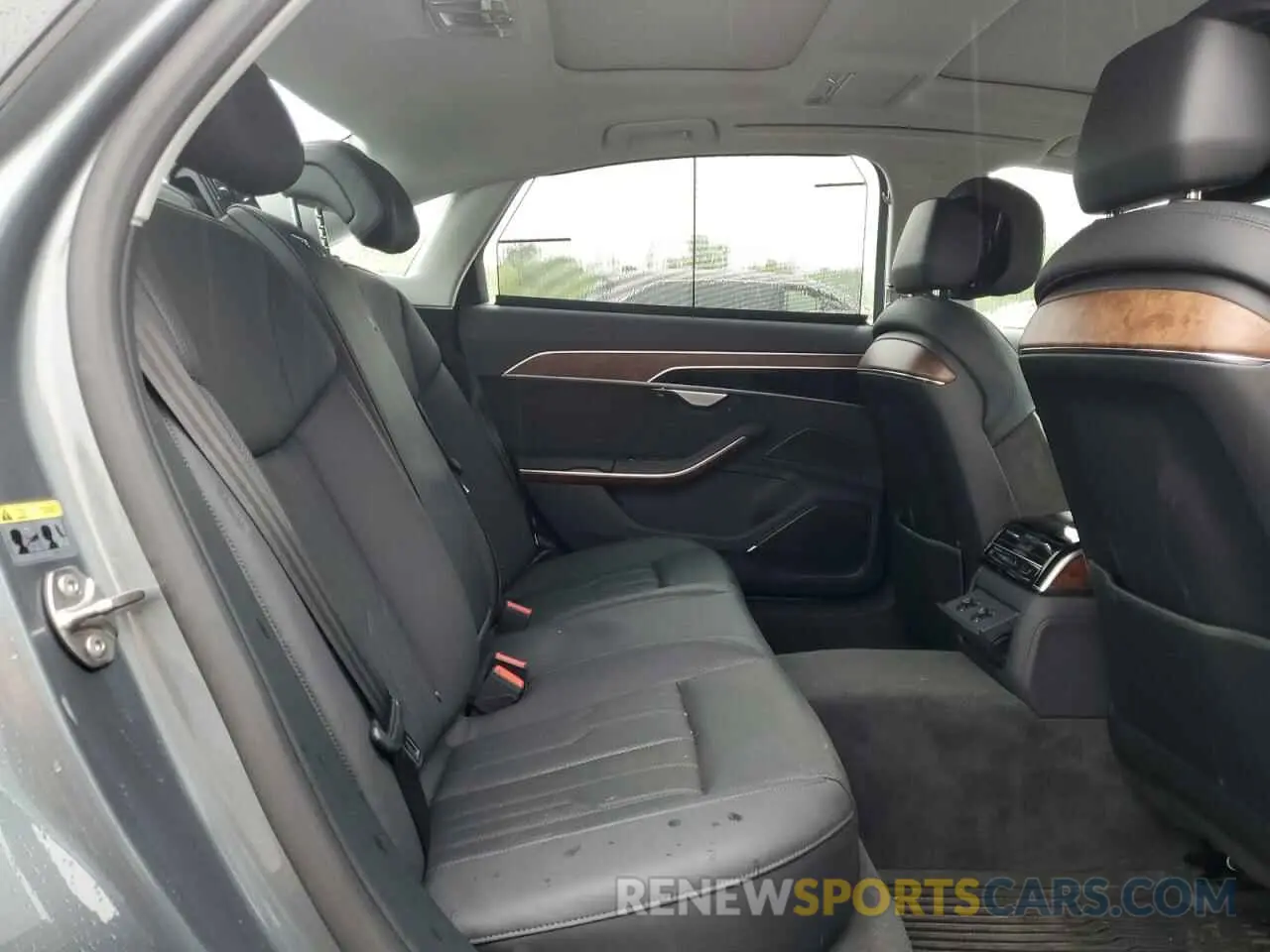 10 Photograph of a damaged car WAU8DAF83KN018621 AUDI A8 2019