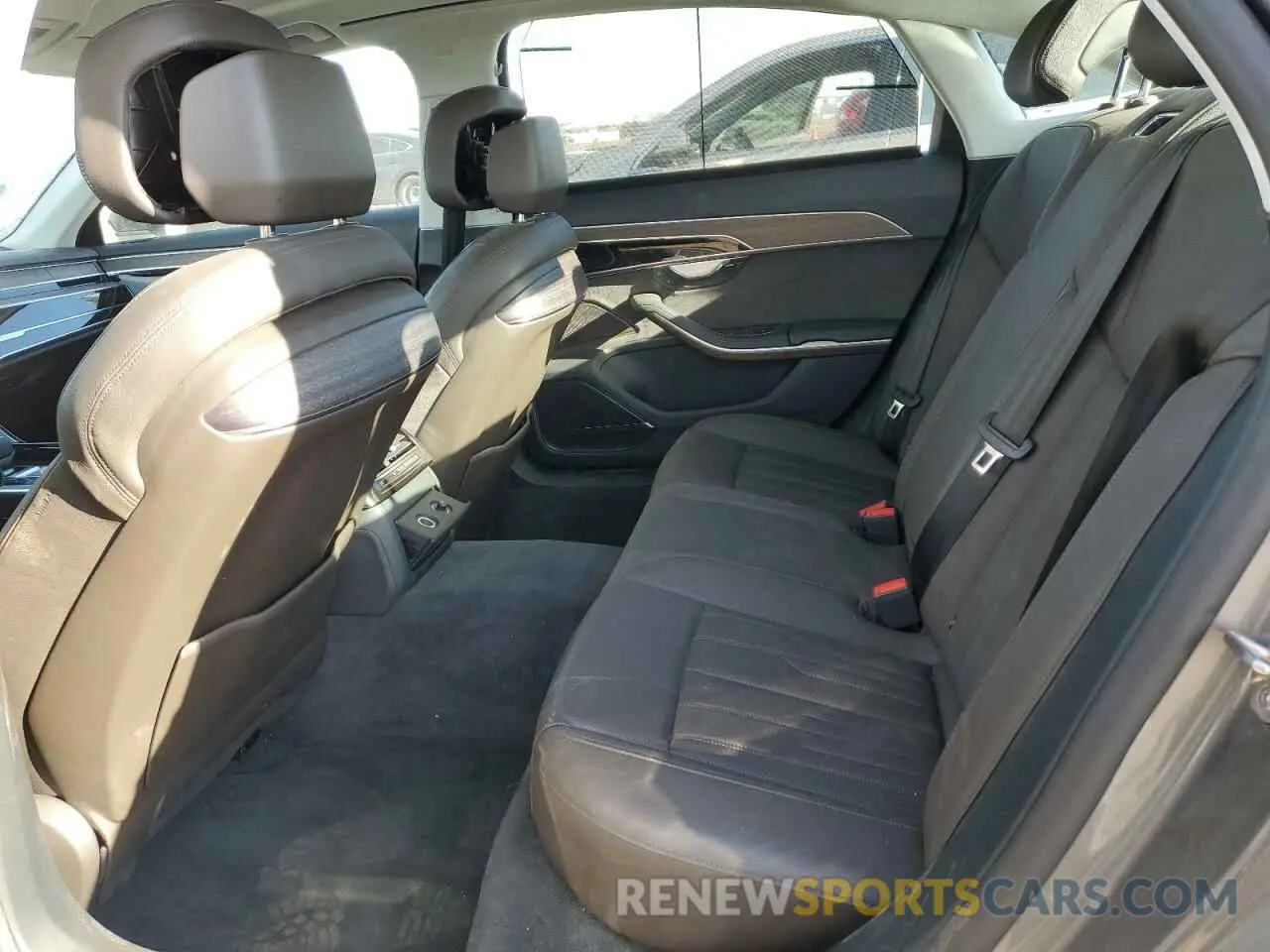 10 Photograph of a damaged car WAU8DAF84KN008101 AUDI A8 2019