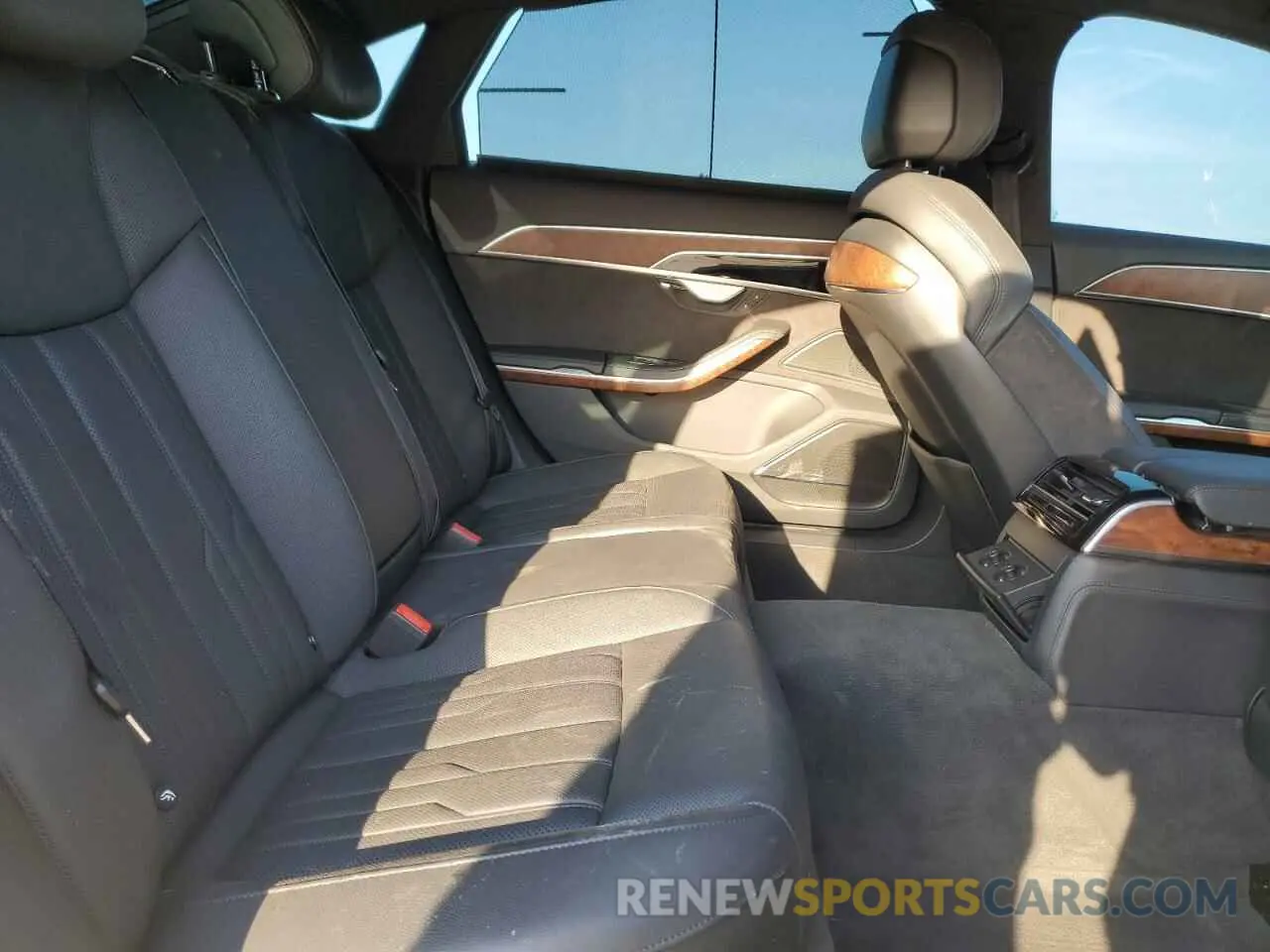 10 Photograph of a damaged car WAU8DAF86KN018337 AUDI A8 2019