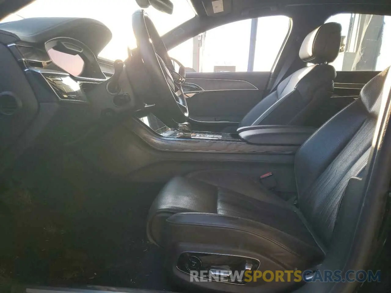 7 Photograph of a damaged car WAU8DAF88KN004021 AUDI A8 2019