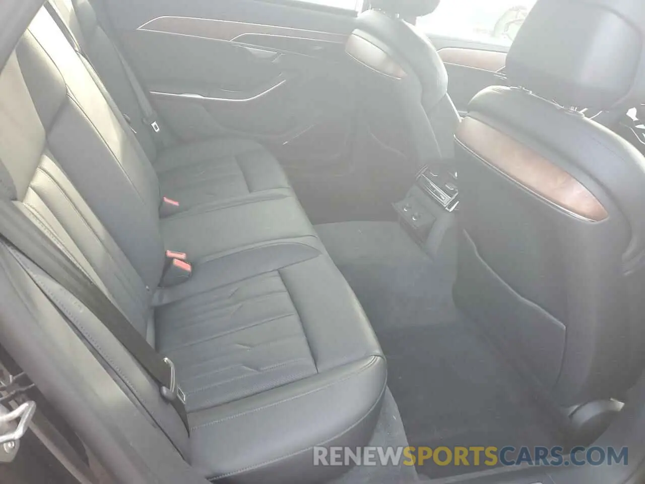10 Photograph of a damaged car WAU8EAF81KN024754 AUDI A8 2019