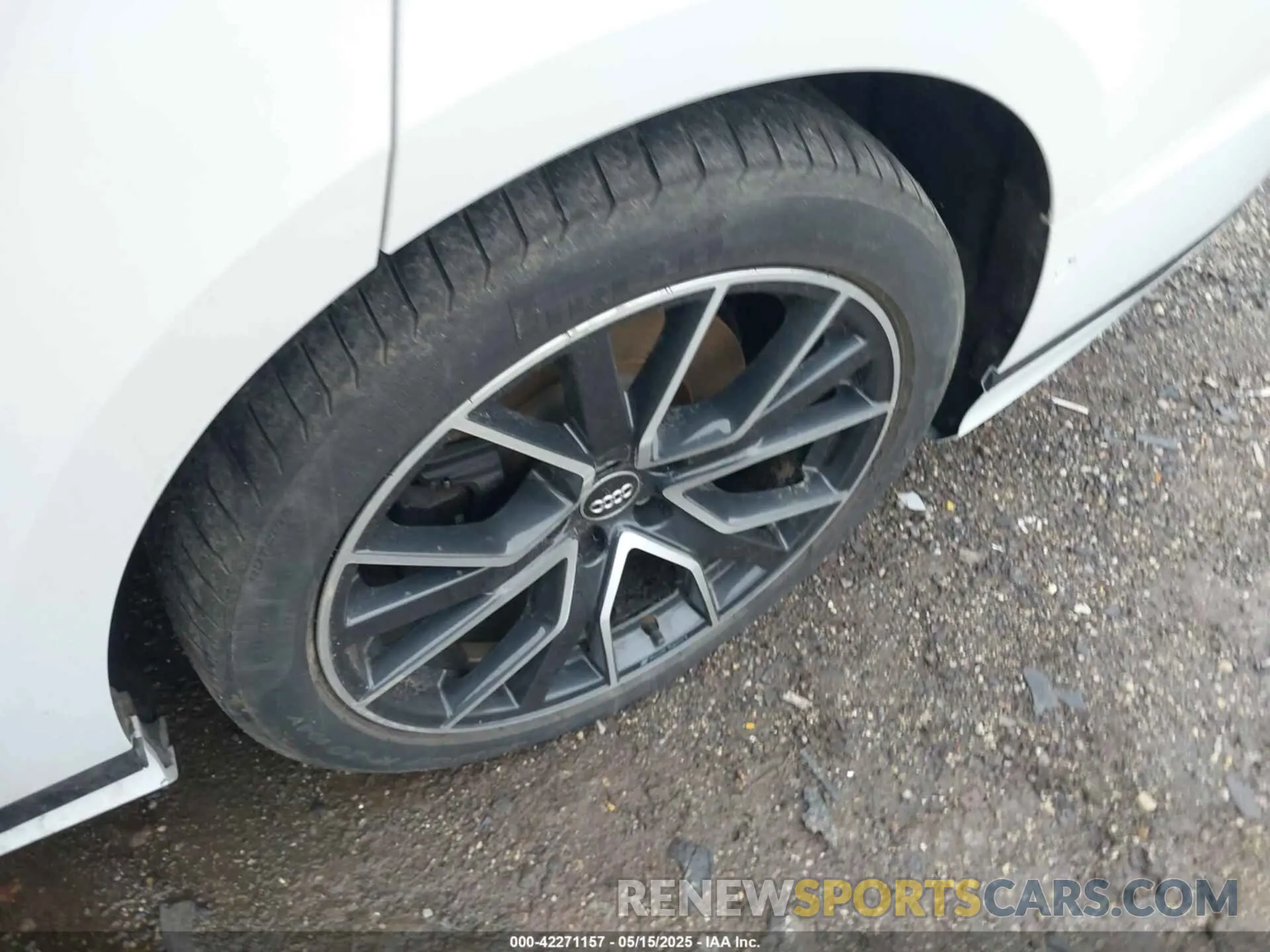 12 Photograph of a damaged car WAU8EAF84LN004533 AUDI A8 L 2020