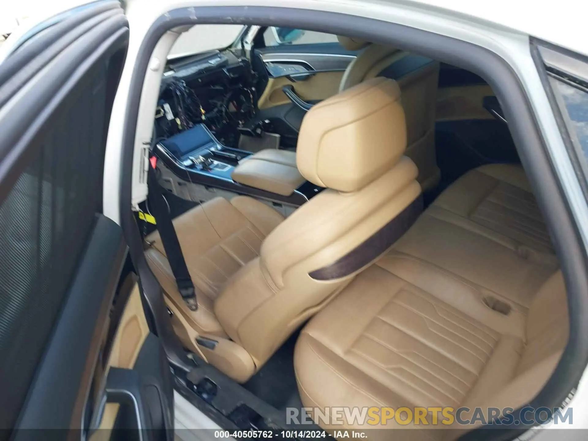 19 Photograph of a damaged car WAU8EAF89LN005323 AUDI A8 L 2020
