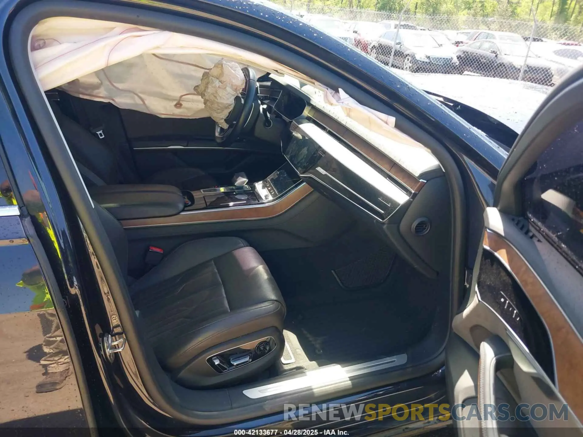 5 Photograph of a damaged car WAU8DAF80MN016795 AUDI A8 L 2021