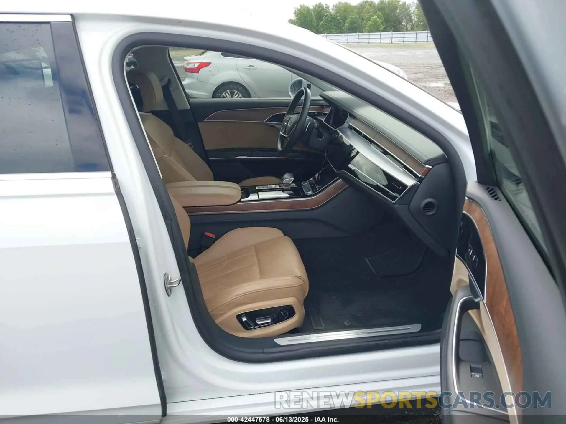 5 Photograph of a damaged car WAU8DAF86MN015358 AUDI A8 L 2021