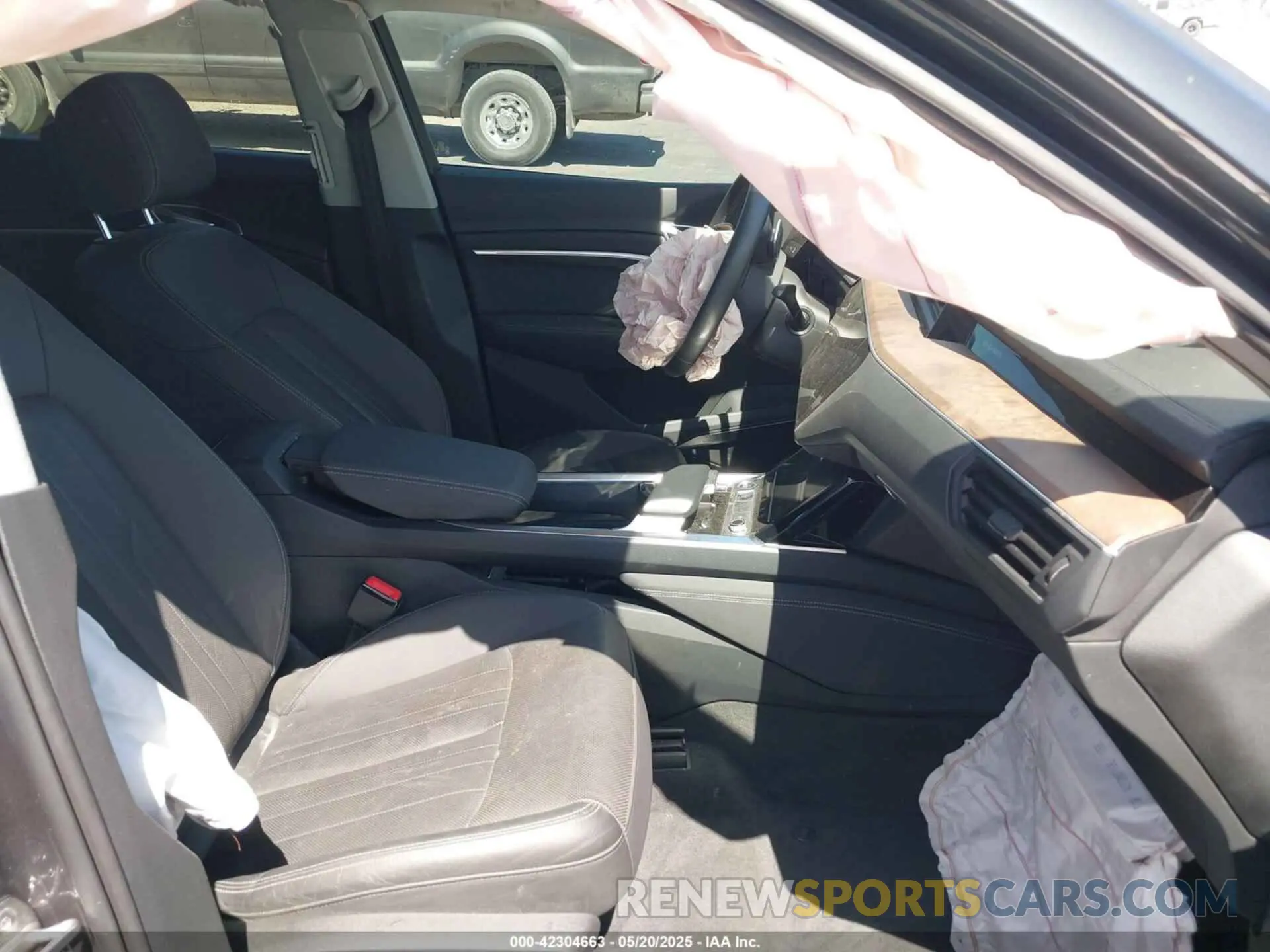 5 Photograph of a damaged car WA12ABGEXLB035392 AUDI E-TRON 2020