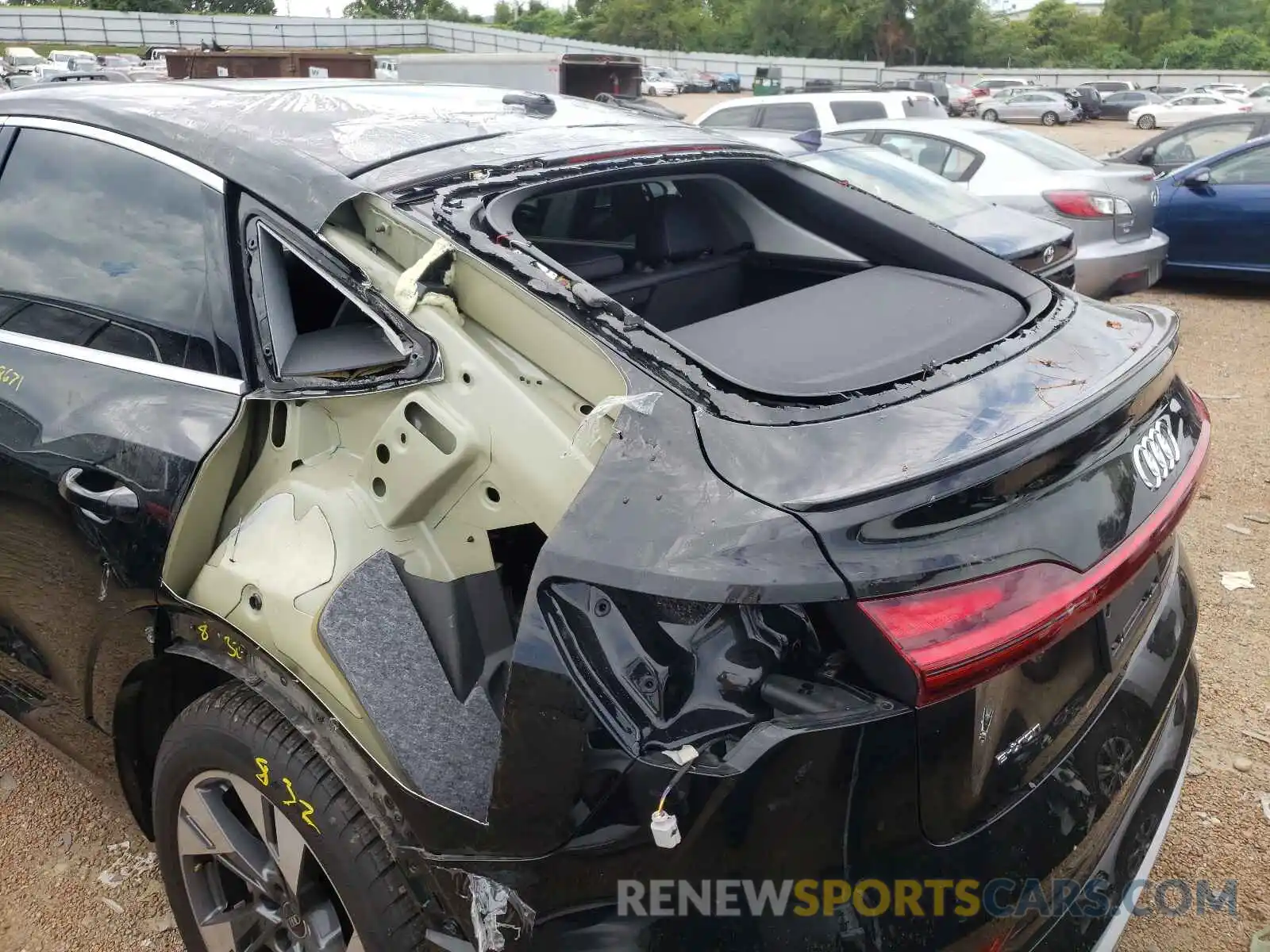 9 Photograph of a damaged car WA11AAGE0MB010749 AUDI E-TRON 2021