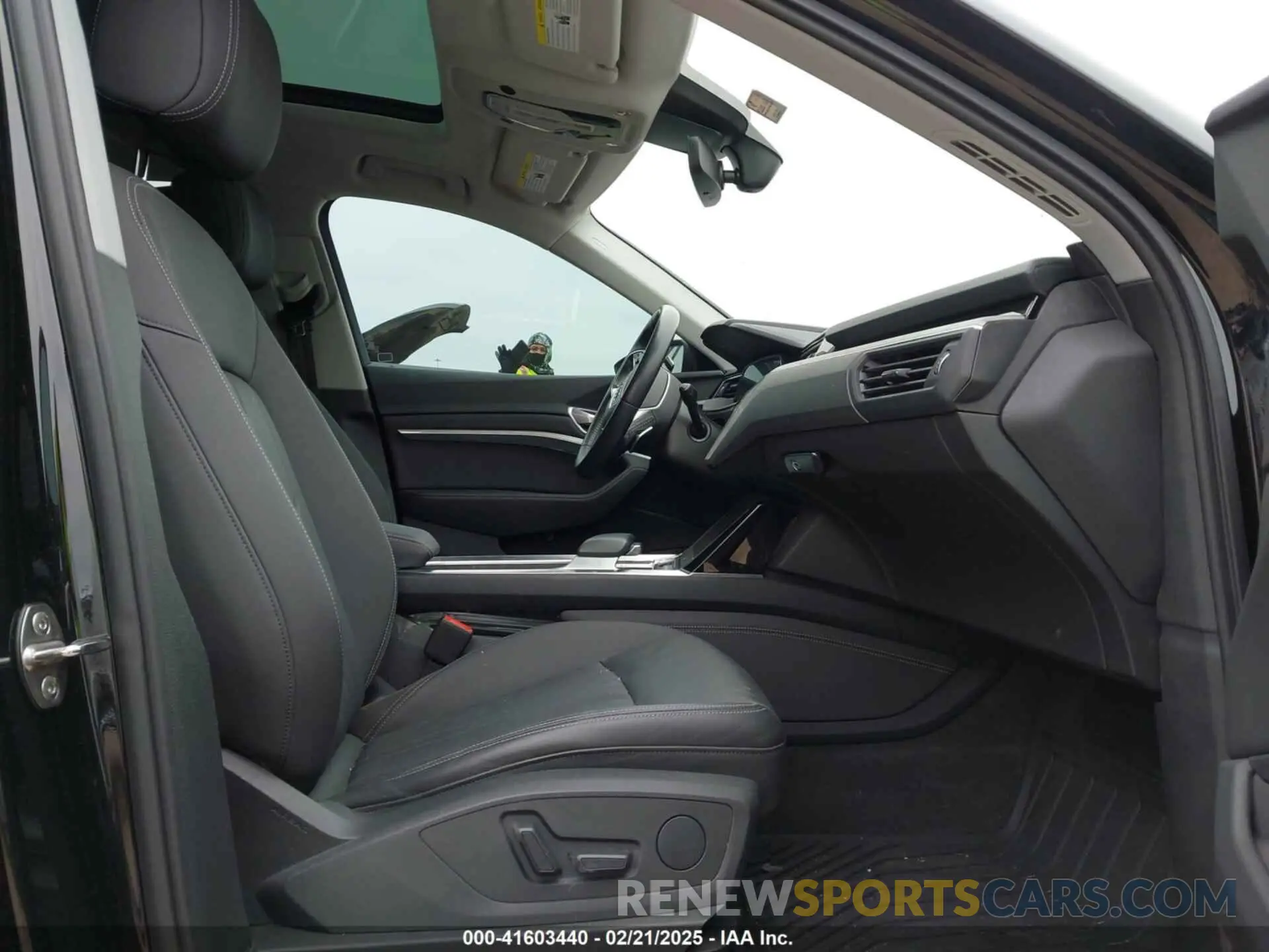 5 Photograph of a damaged car WA1AAAGE6MB027927 AUDI E-TRON 2021