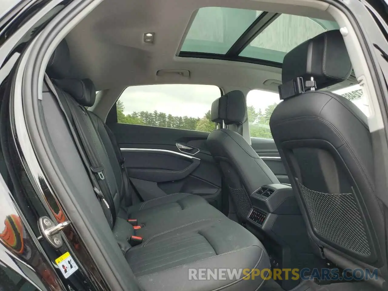 11 Photograph of a damaged car WA12AAGE7NB007093 AUDI E-TRON 2022