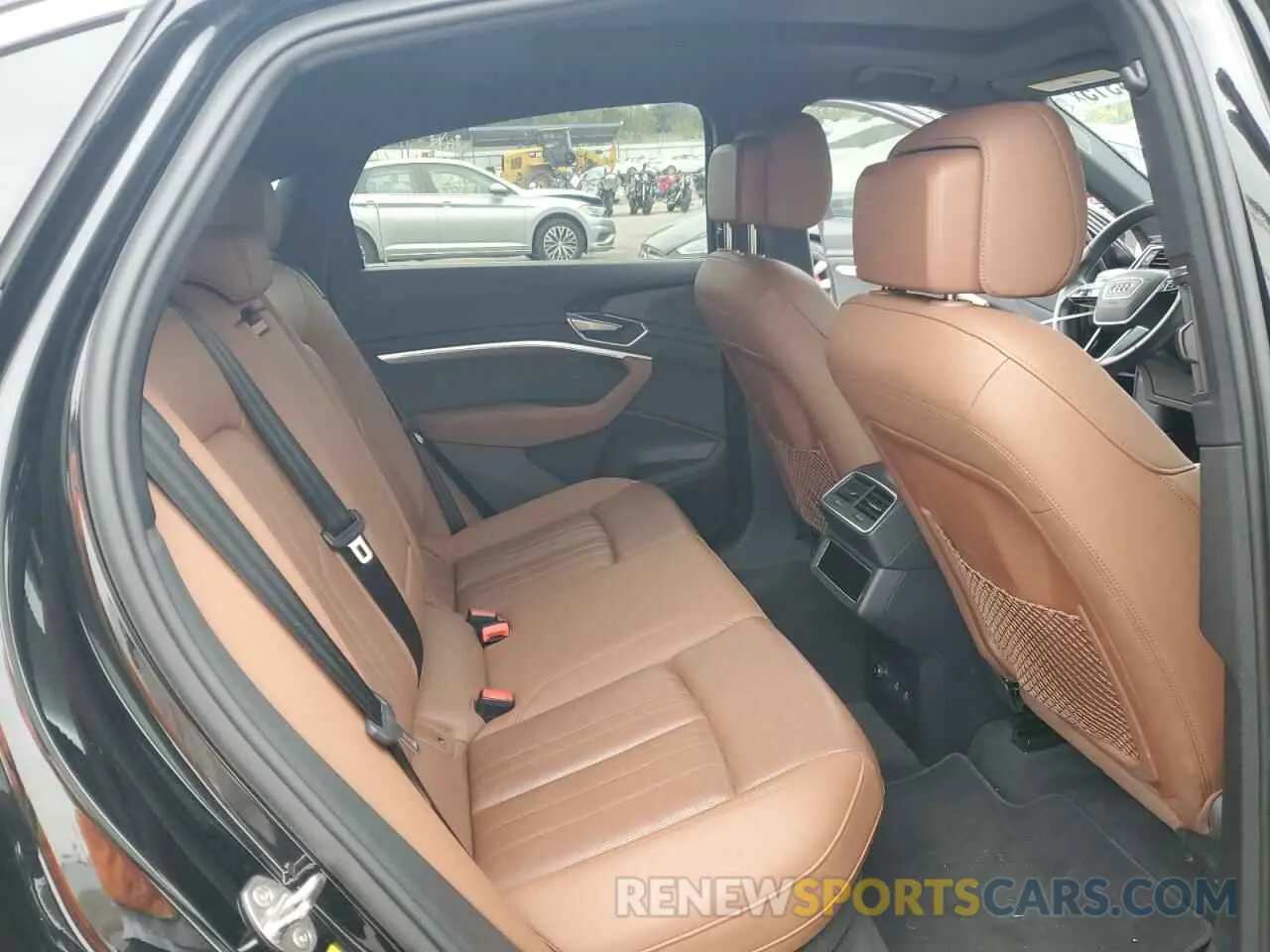 11 Photograph of a damaged car WA12AAGE7NB032155 AUDI E-TRON 2022