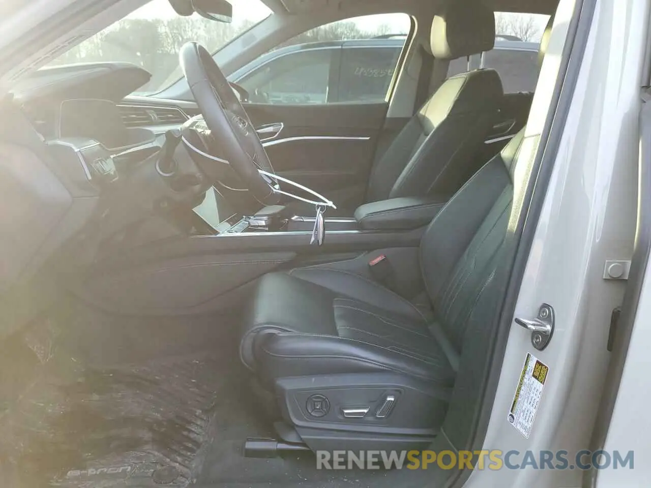 7 Photograph of a damaged car WA13ABGE3NB019543 AUDI E-TRON 2022