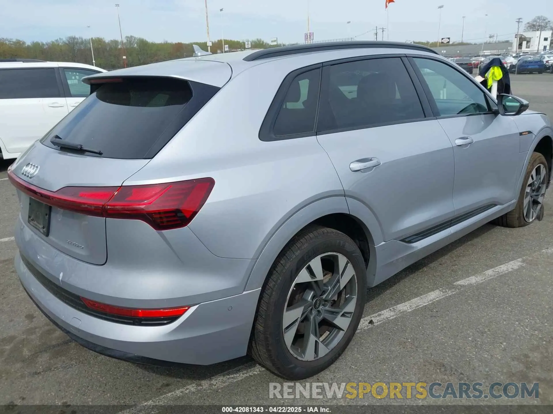 4 Photograph of a damaged car WA1AAAGE3NB033122 AUDI E-TRON 2022