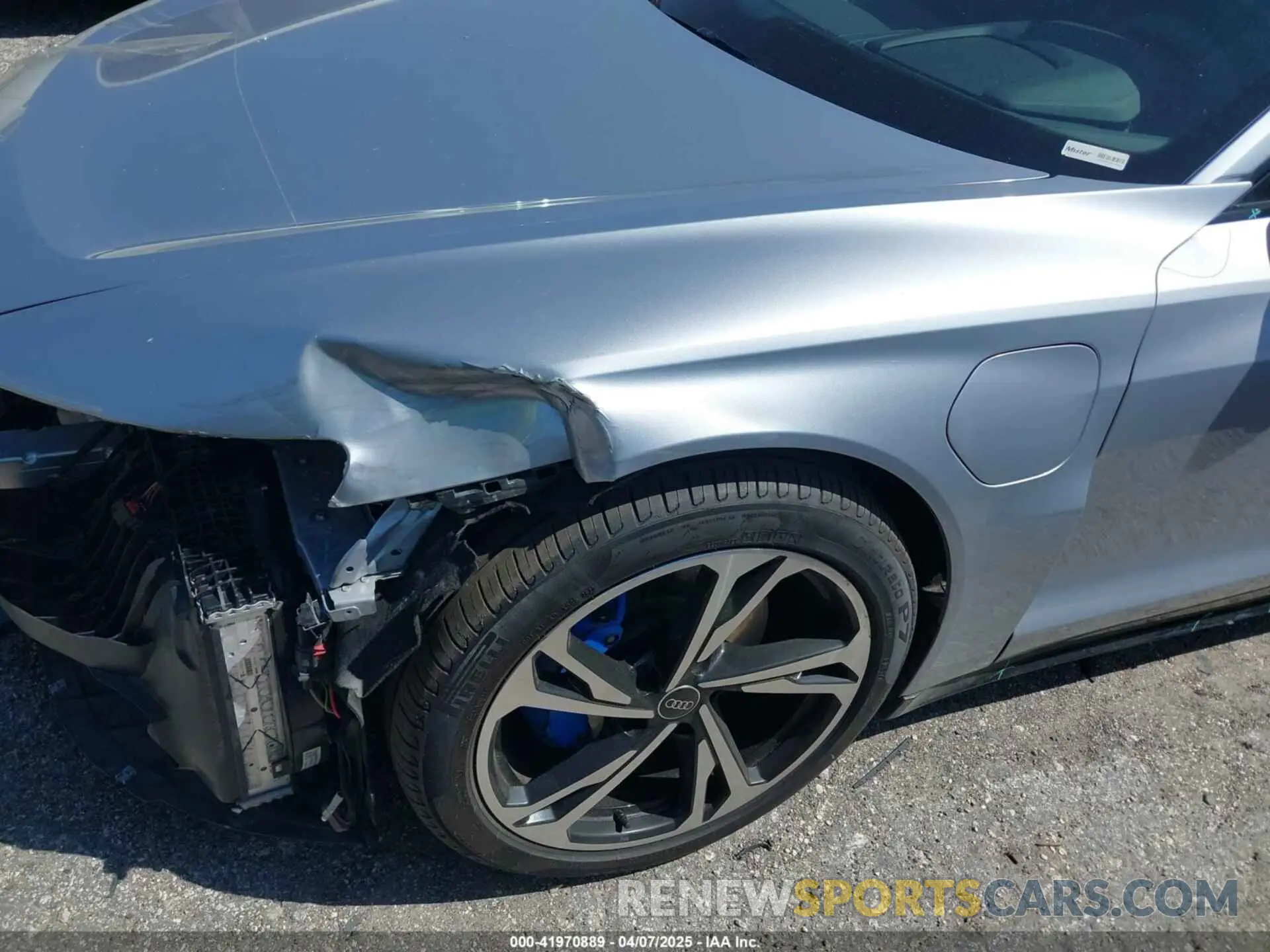 12 Photograph of a damaged car WAUCJBFW5N7007135 AUDI E-TRON GT 2022
