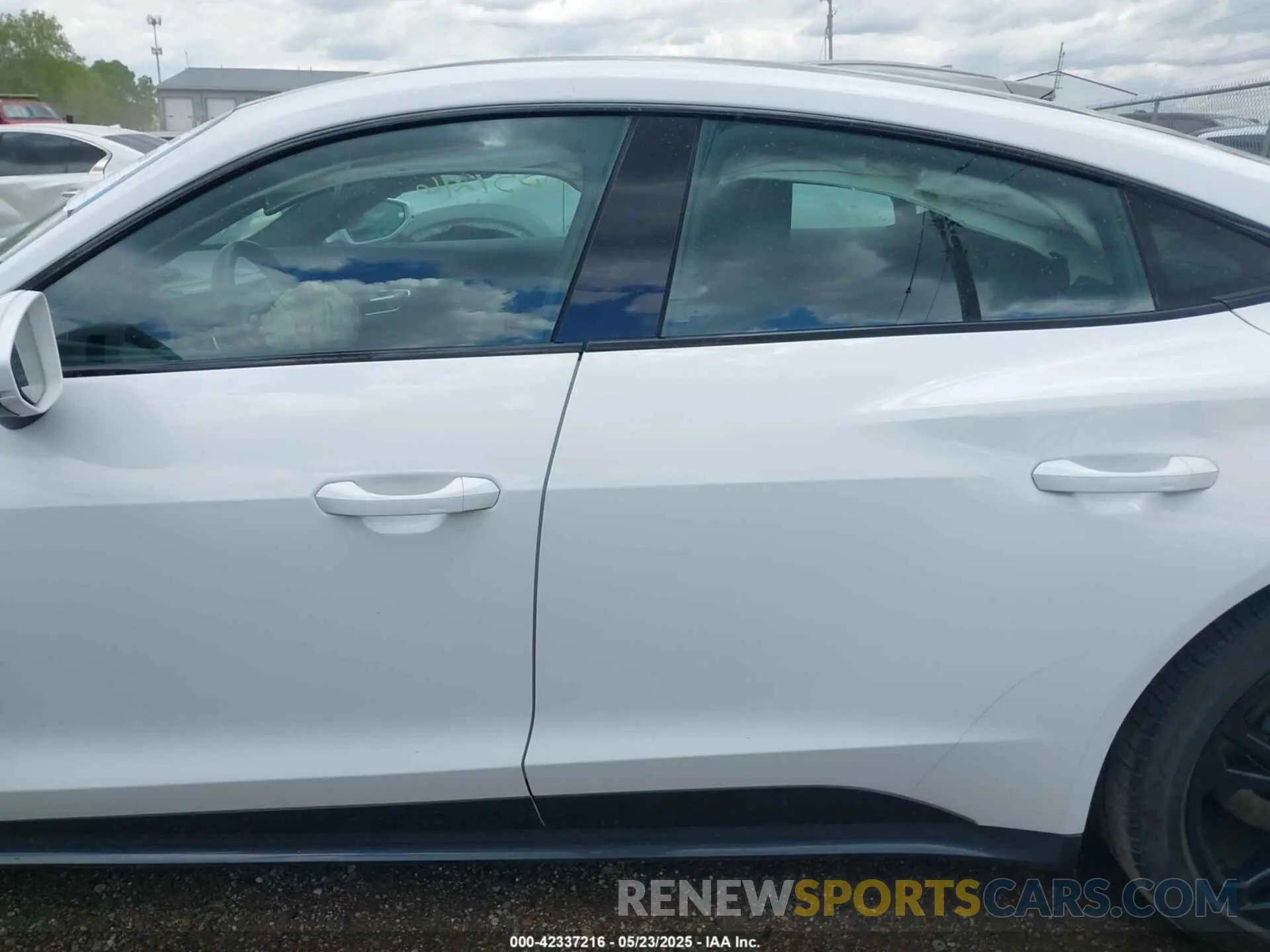 15 Photograph of a damaged car WAUFJBFW2N7005288 AUDI E-TRON GT 2022