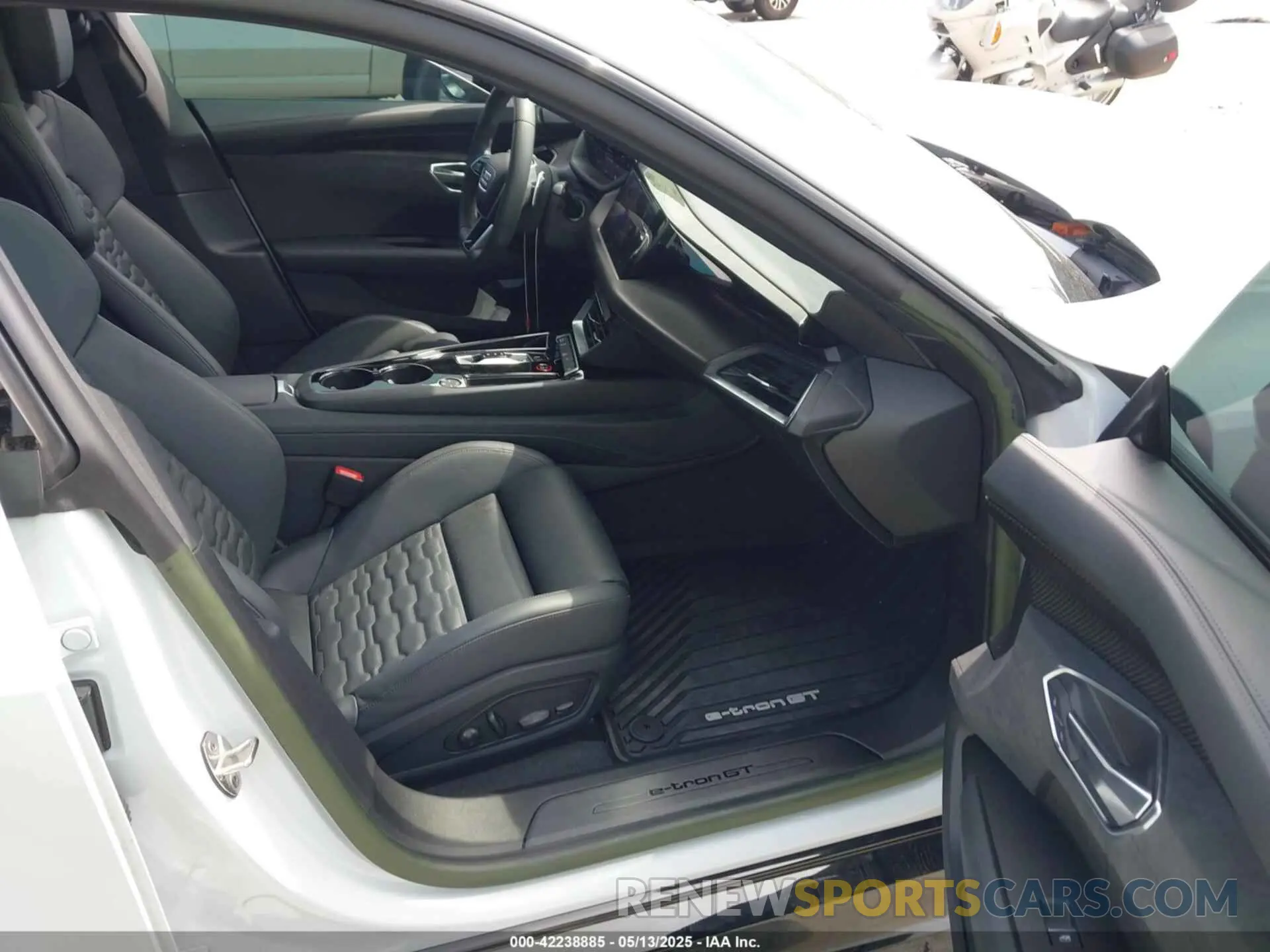 5 Photograph of a damaged car WAUCJBFWXP7000992 AUDI E-TRON GT 2023