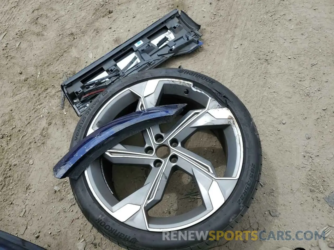 13 Photograph of a damaged car WA1VCBGE3NB009954 AUDI E-TRON S P 2022