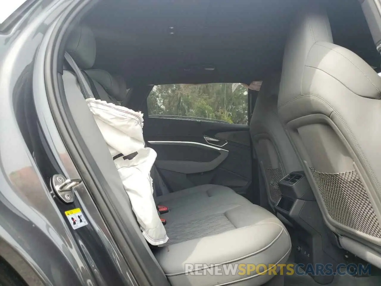 11 Photograph of a damaged car WA13CBGE7NB040728 AUDI E-TRON S S 2022