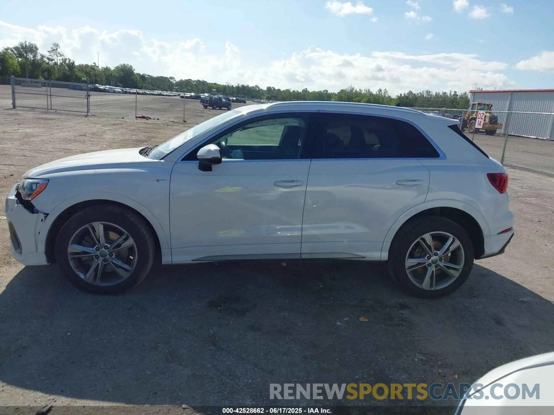 14 Photograph of a damaged car WA1DECF32K1084030 AUDI Q3 2019