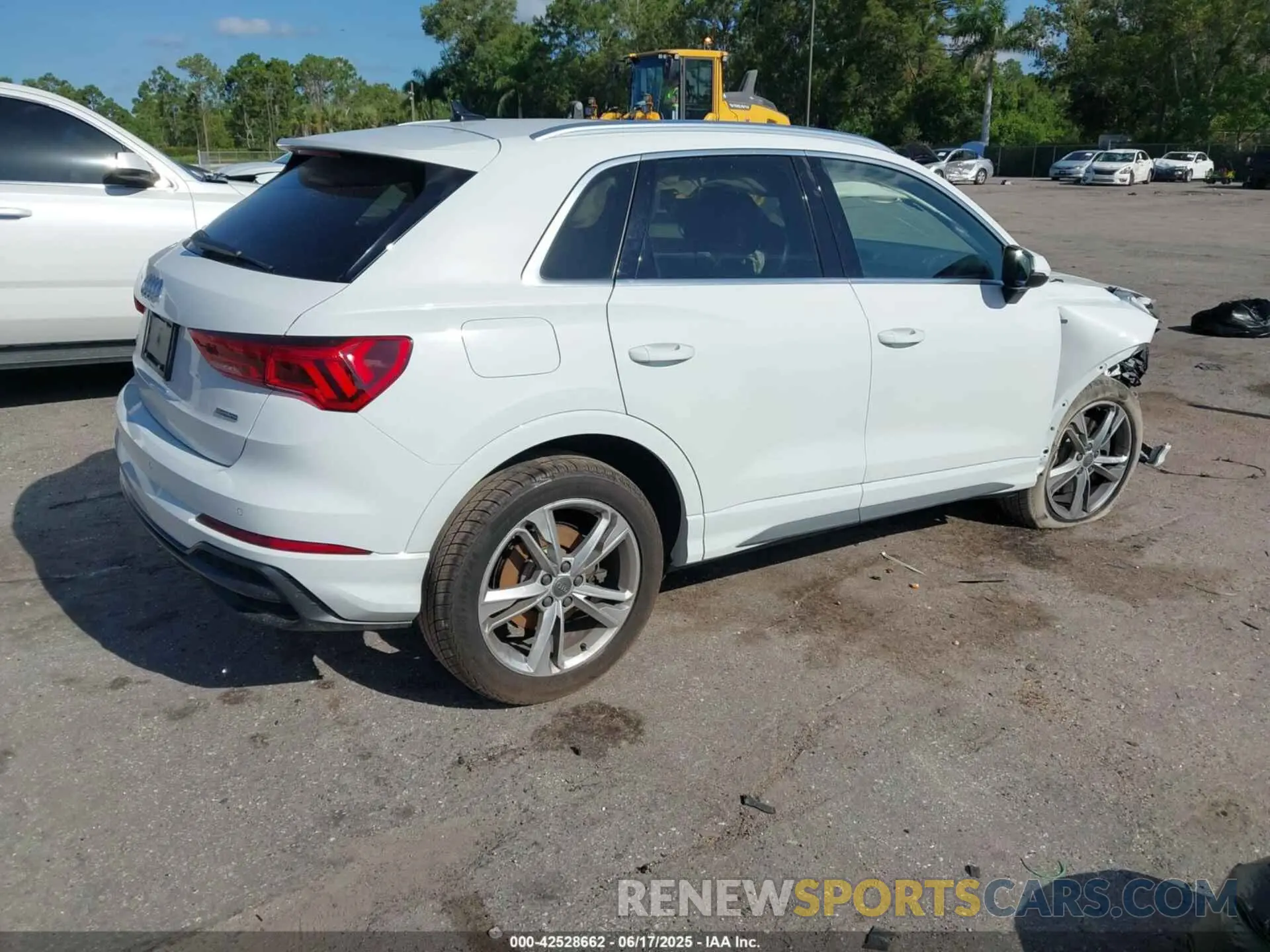 4 Photograph of a damaged car WA1DECF32K1084030 AUDI Q3 2019