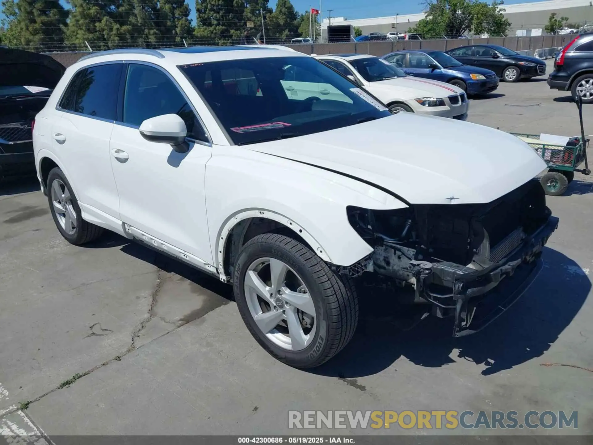 1 Photograph of a damaged car WA1AECF36L1045753 AUDI Q3 2020