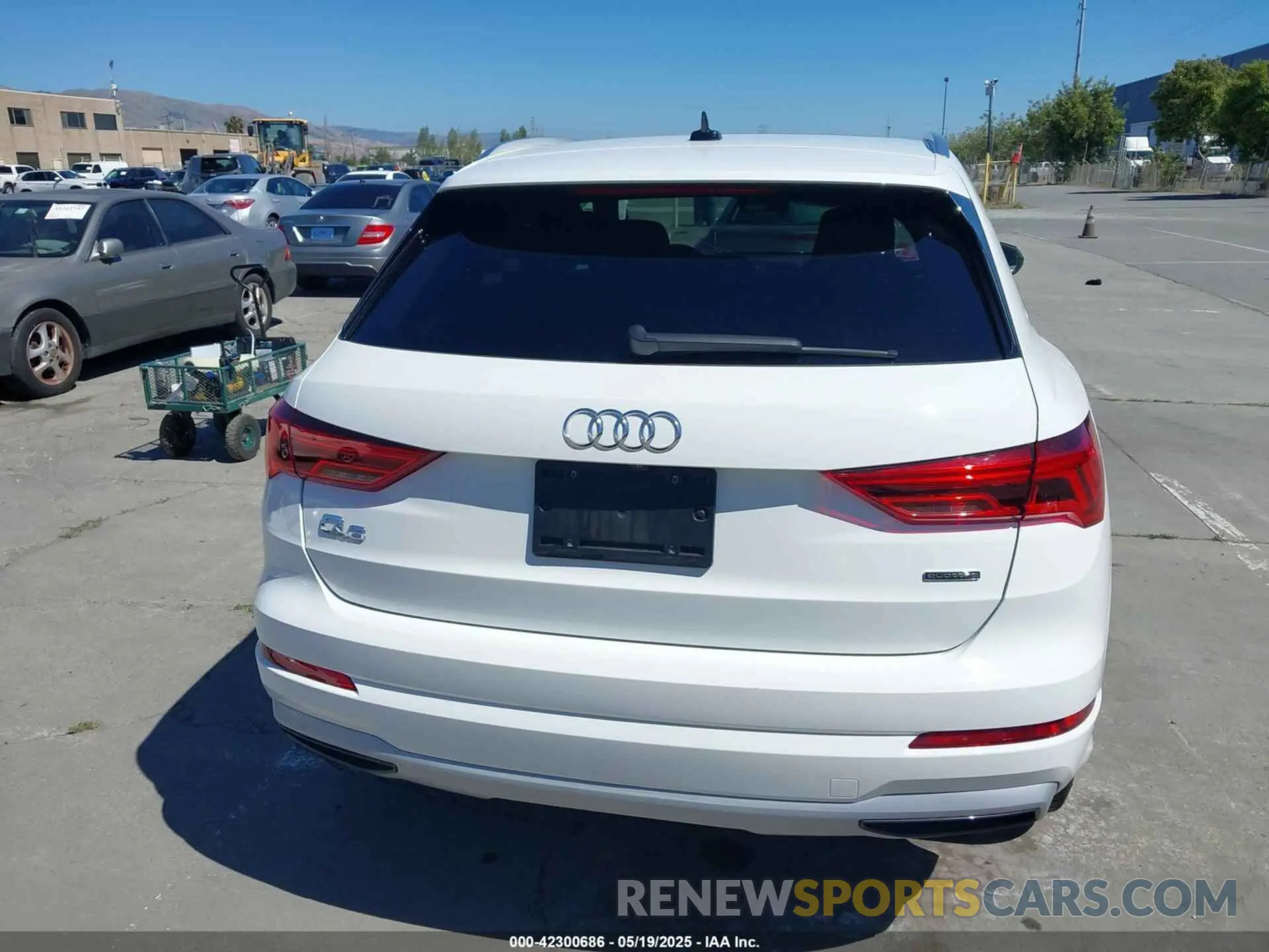 17 Photograph of a damaged car WA1AECF36L1045753 AUDI Q3 2020