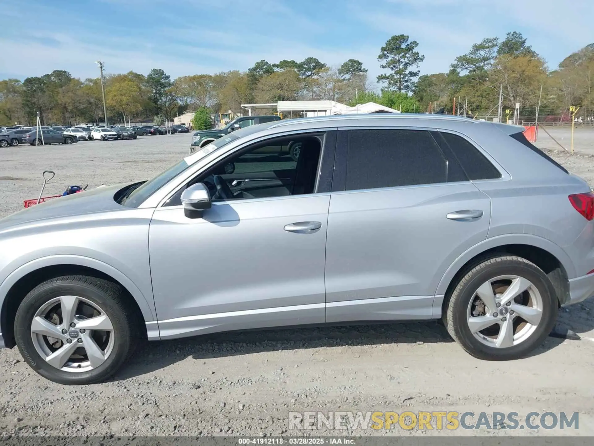 14 Photograph of a damaged car WA1AECF36L1057823 AUDI Q3 2020