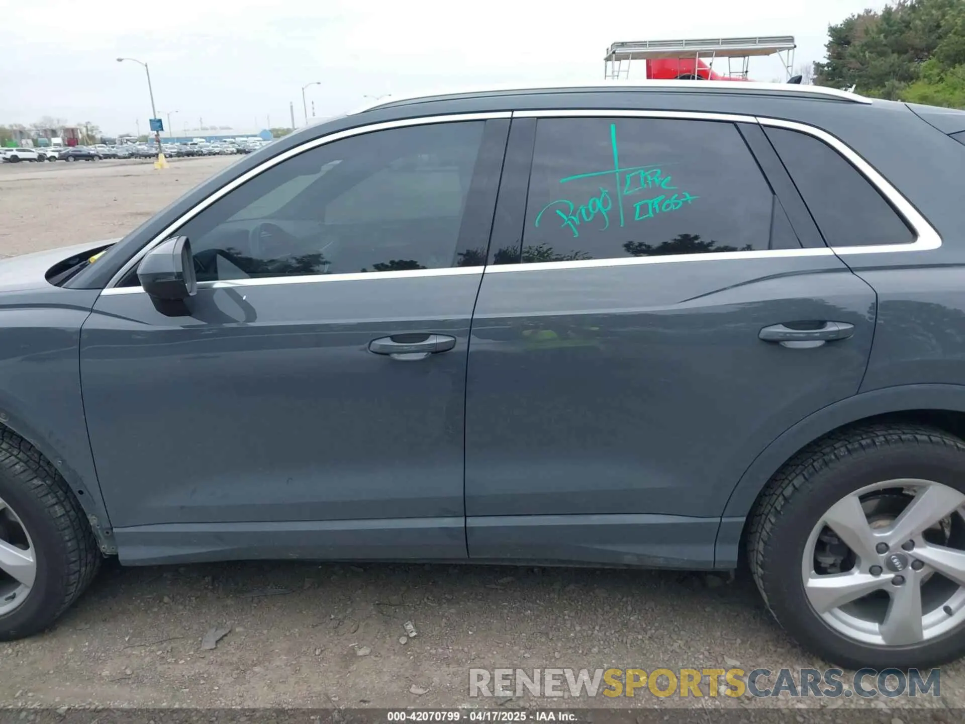 15 Photograph of a damaged car WA1AECF36L1083306 AUDI Q3 2020