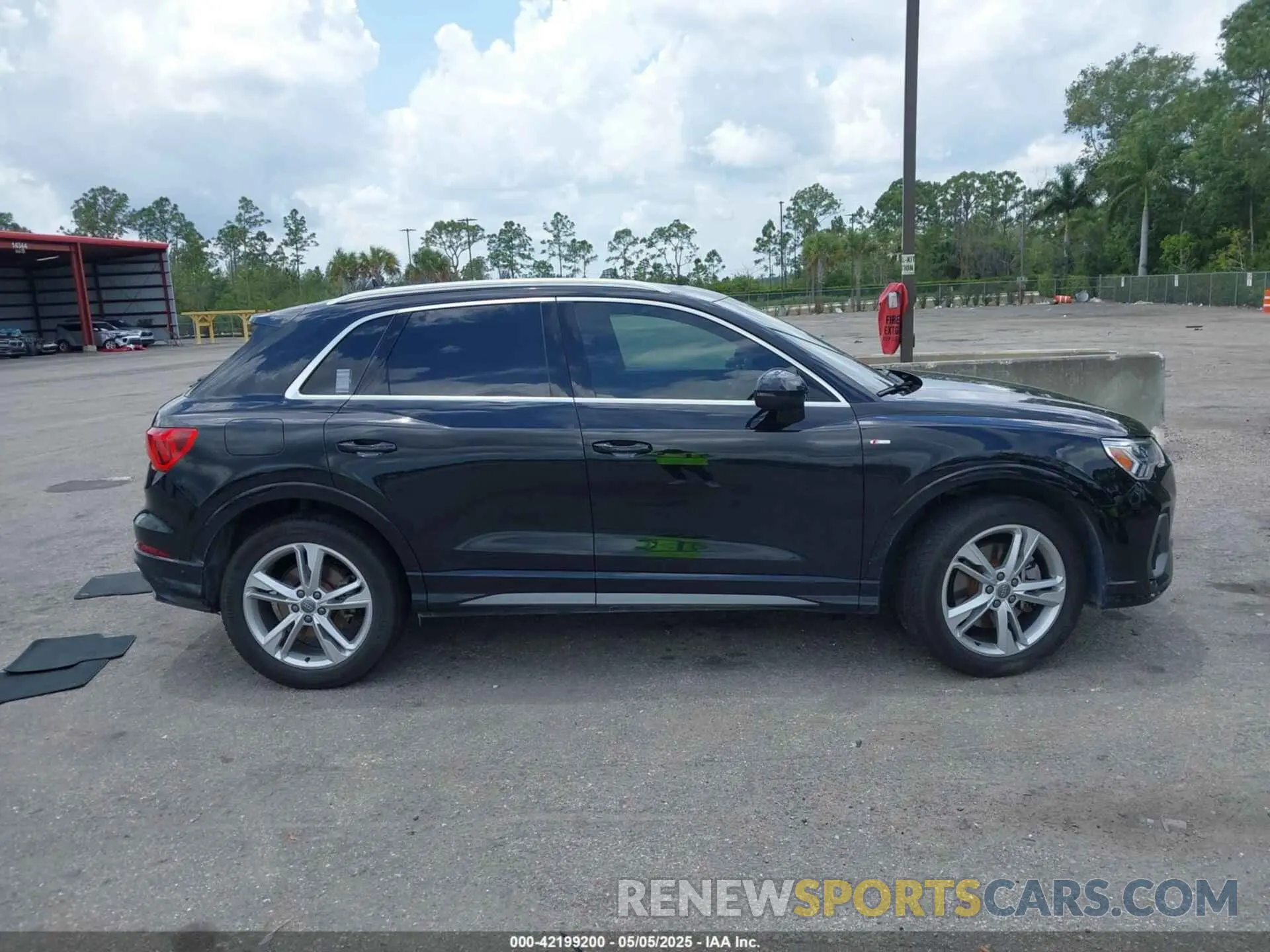 13 Photograph of a damaged car WA1EECF33L1052774 AUDI Q3 2020