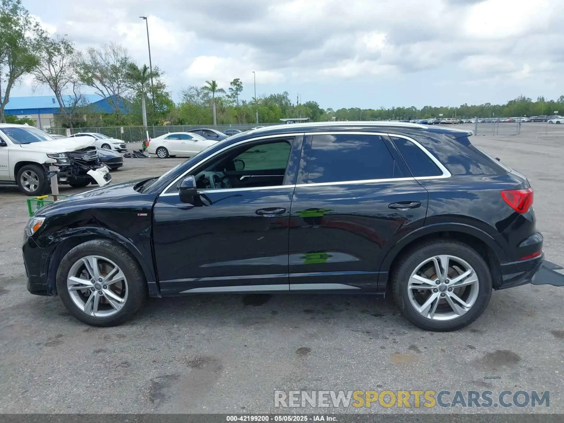 14 Photograph of a damaged car WA1EECF33L1052774 AUDI Q3 2020