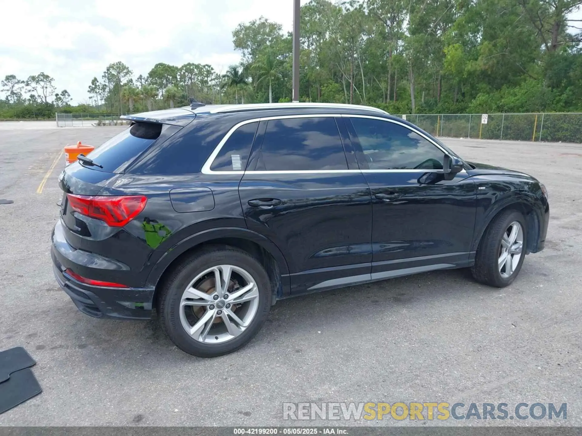 4 Photograph of a damaged car WA1EECF33L1052774 AUDI Q3 2020