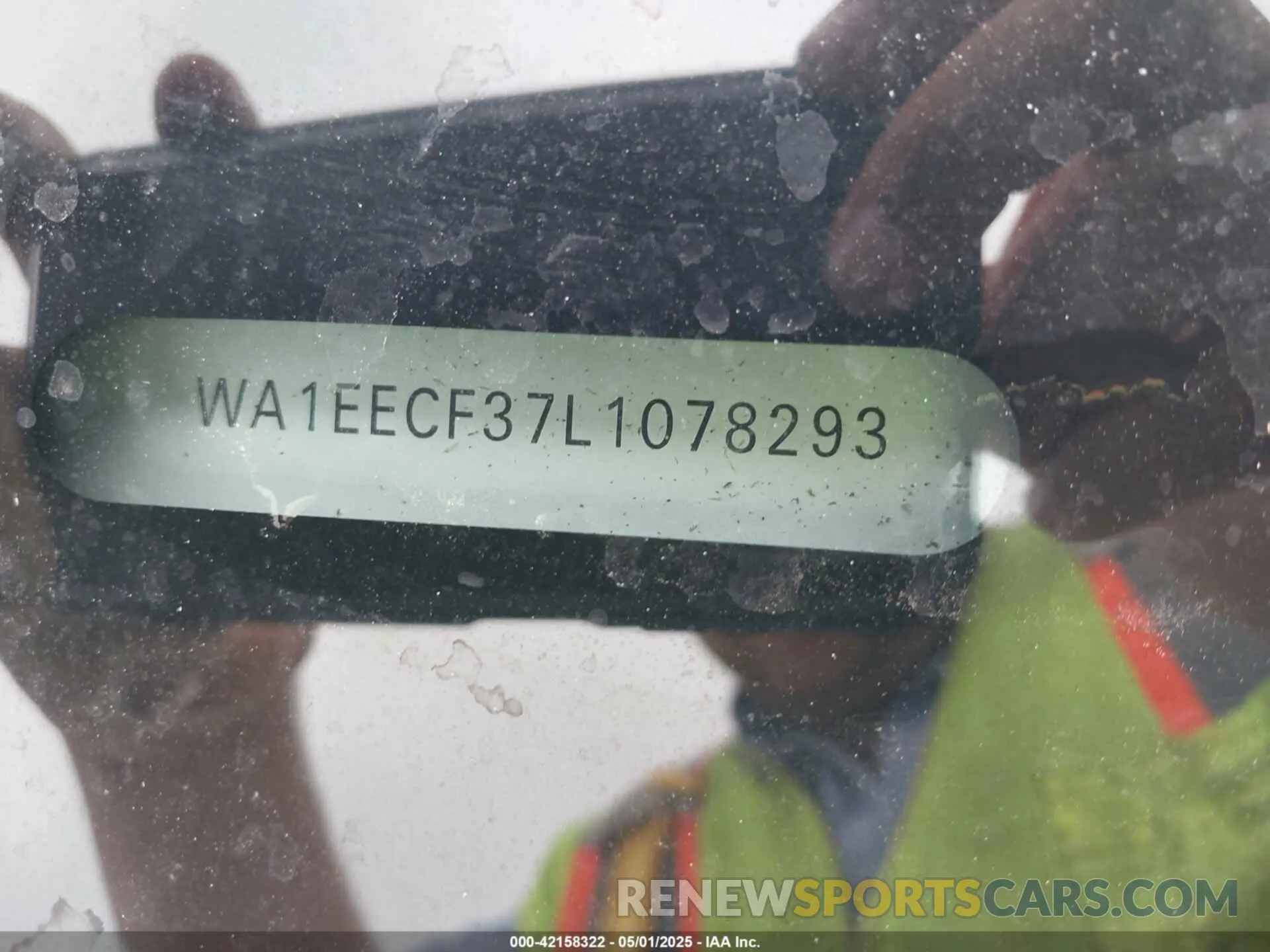 16 Photograph of a damaged car WA1EECF37L1078293 AUDI Q3 2020