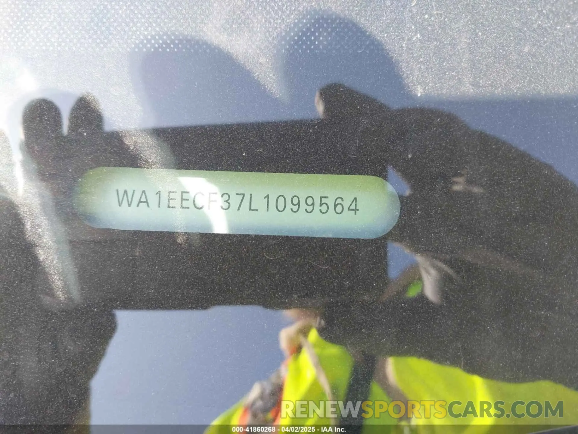 17 Photograph of a damaged car WA1EECF37L1099564 AUDI Q3 2020
