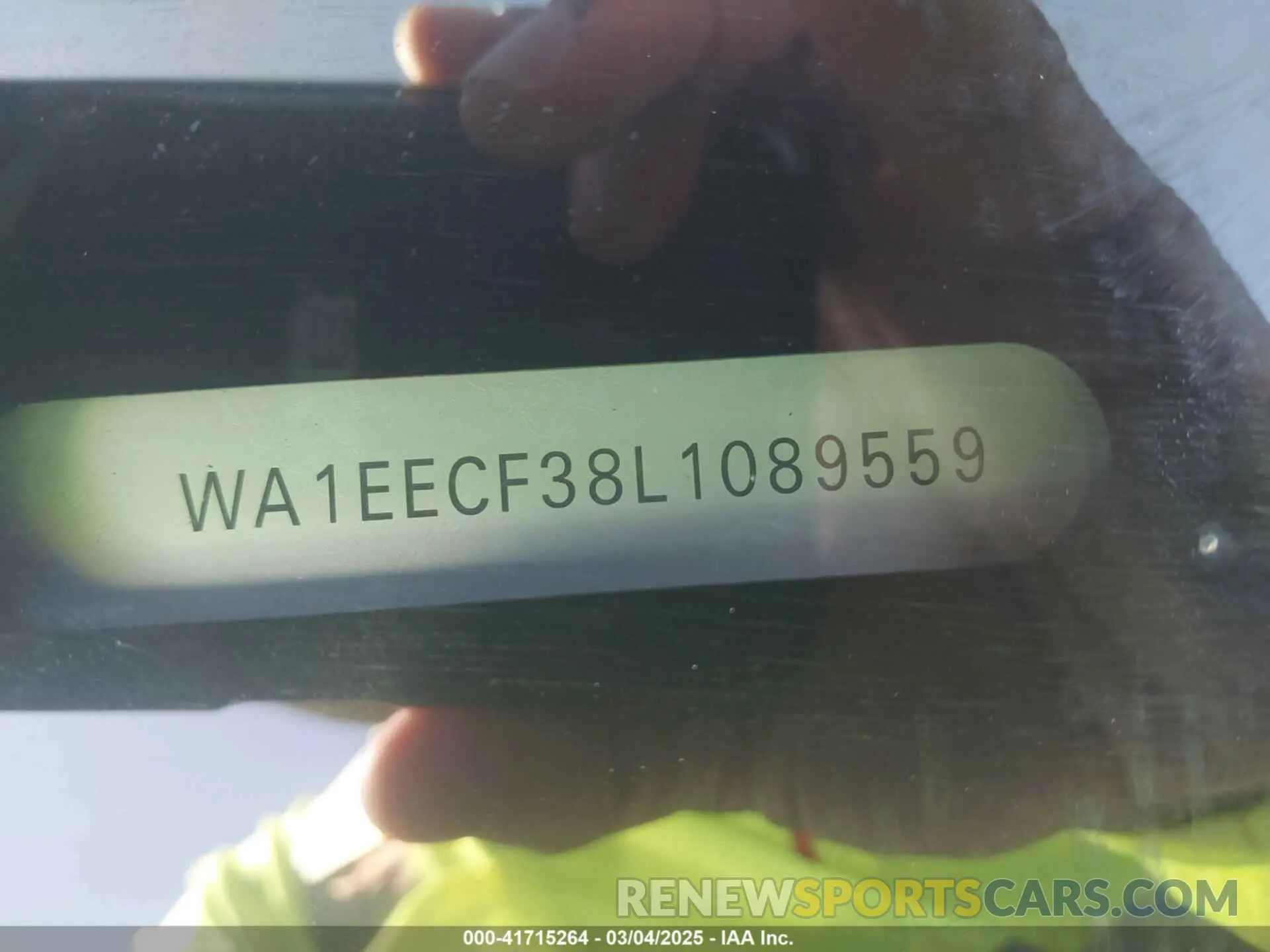 9 Photograph of a damaged car WA1EECF38L1089559 AUDI Q3 2020